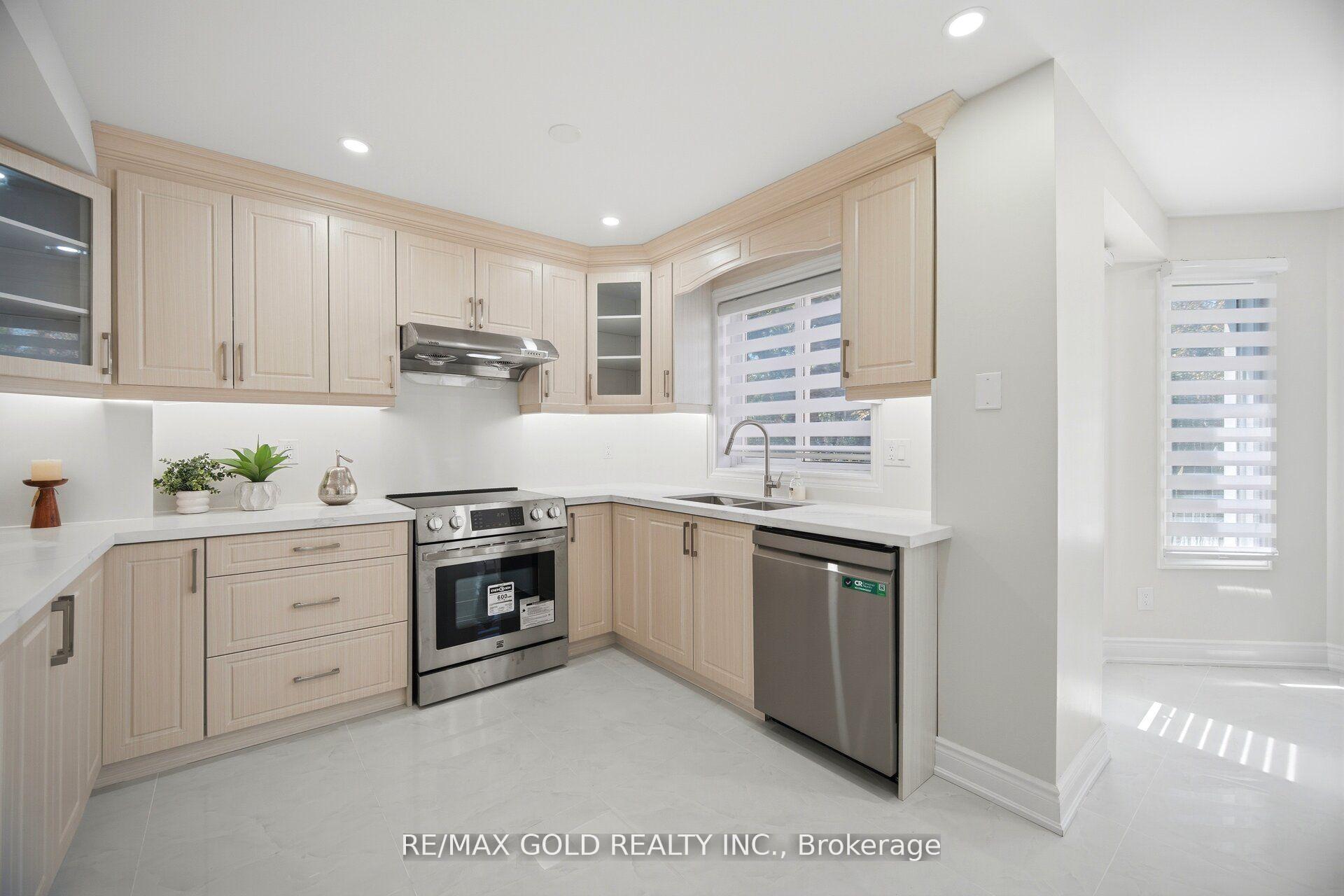 Photo 15 of 37 Lord Simcoe Drive, Brampton, Westgate — HOMEH