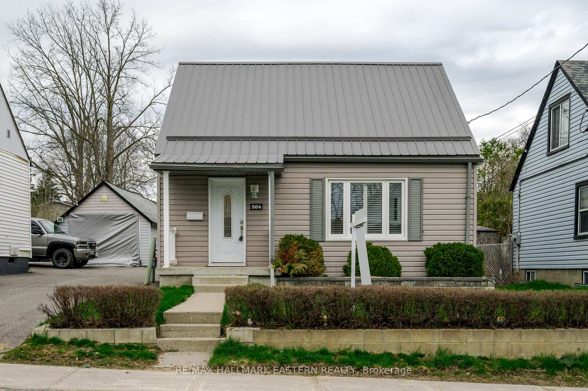 Photo 2 of 584 Paterson Street, Peterborough, Town Ward 3 — HOMEH