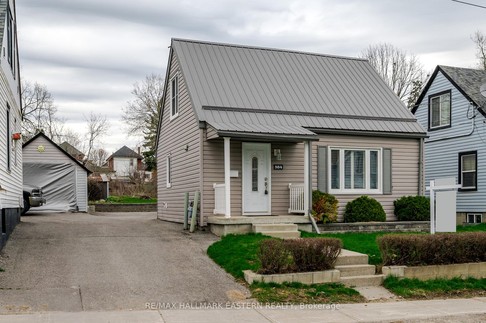 Photo 4 of 584 Paterson Street, Peterborough, Town Ward 3 — HOMEH