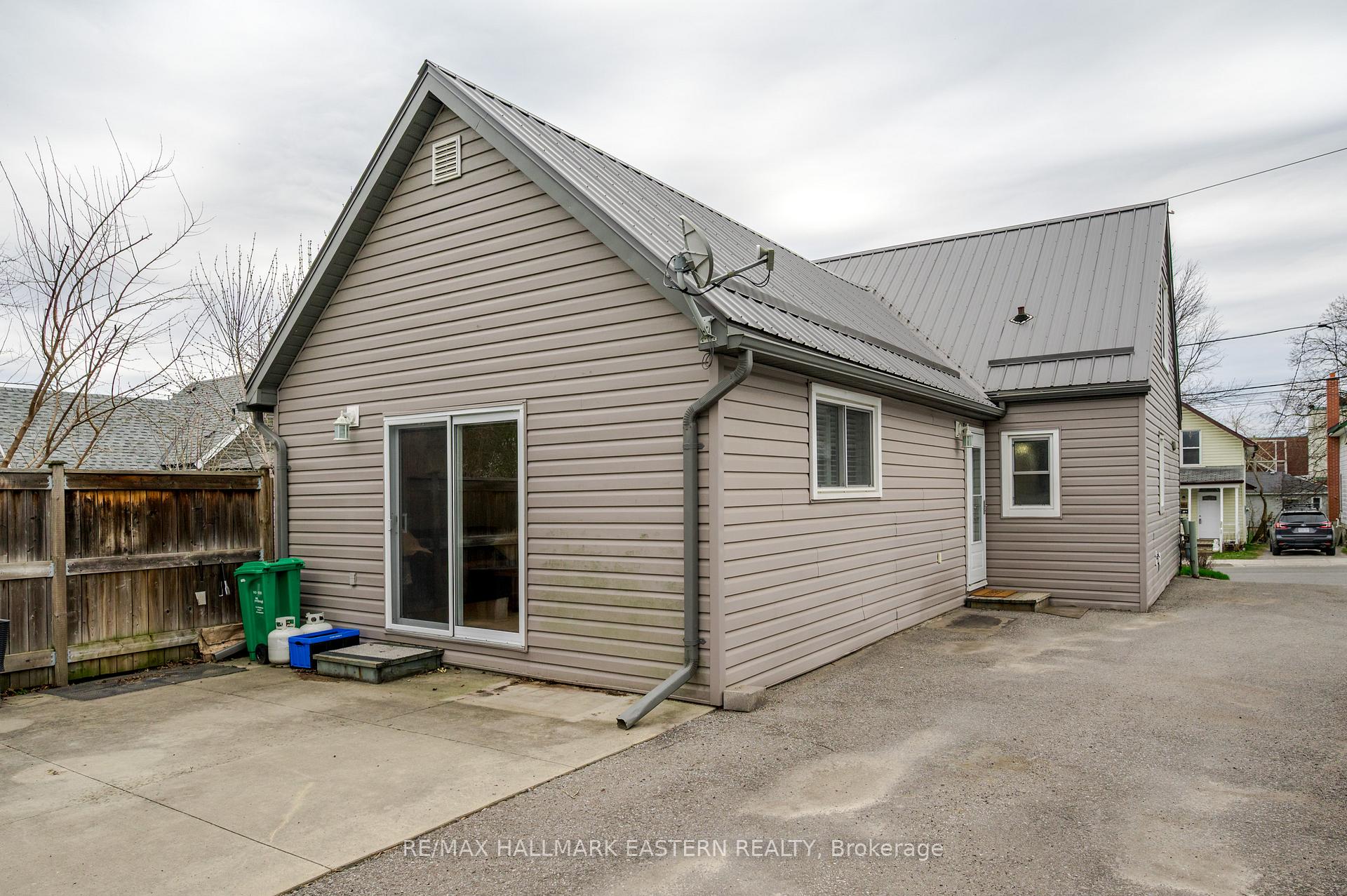 Photo 40 of 584 Paterson Street, Peterborough, Town Ward 3 — HOMEH