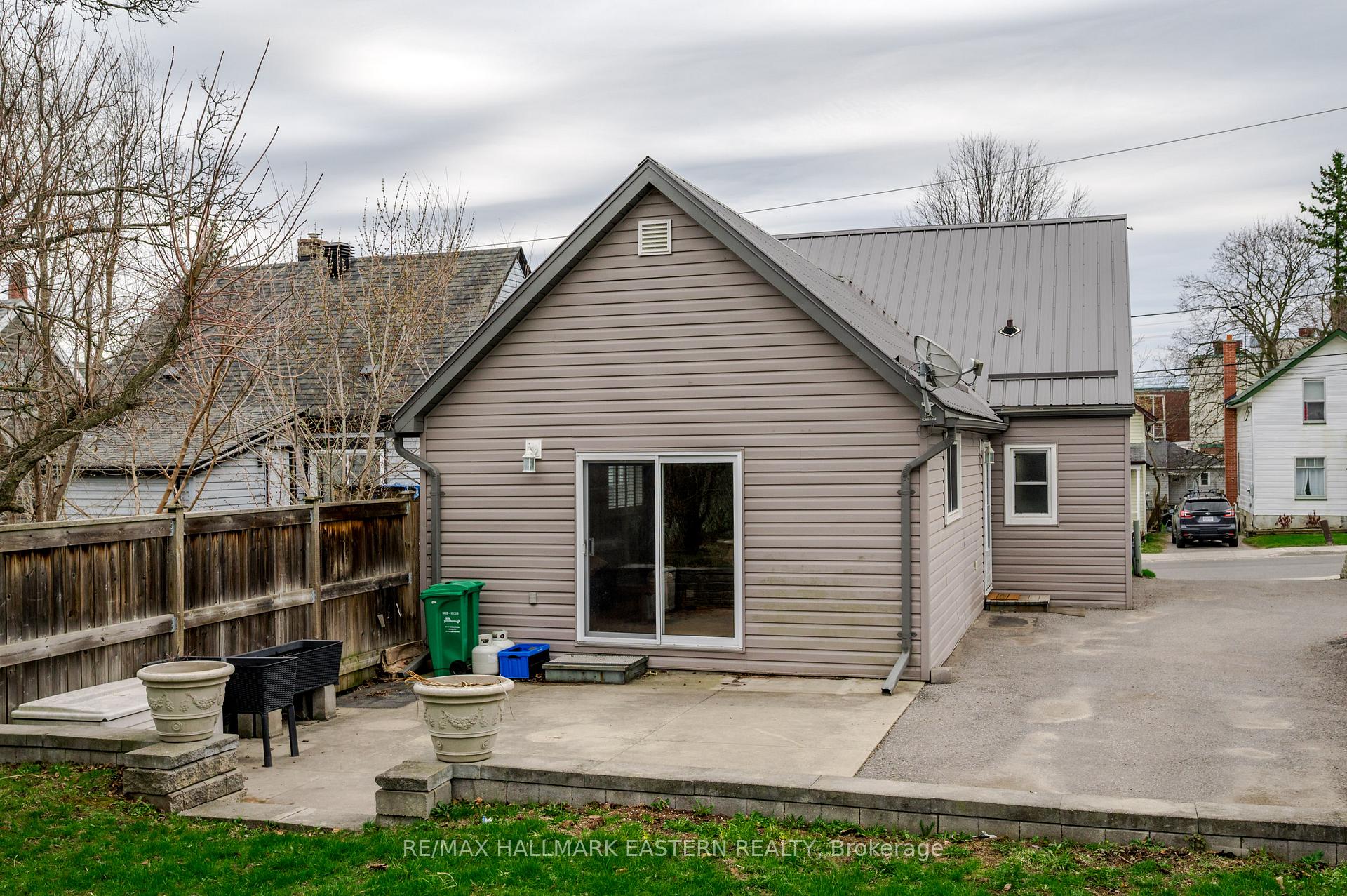 Photo 41 of 584 Paterson Street, Peterborough, Town Ward 3 — HOMEH