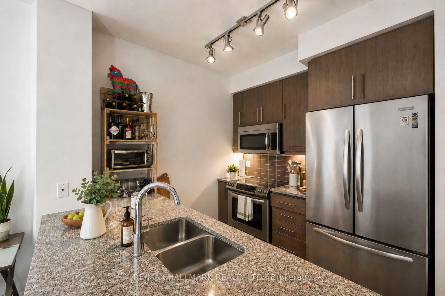 Photo 4 of Unit 721, 825 Church Street, Toronto, Rosedale-Moore Park — HOMEH