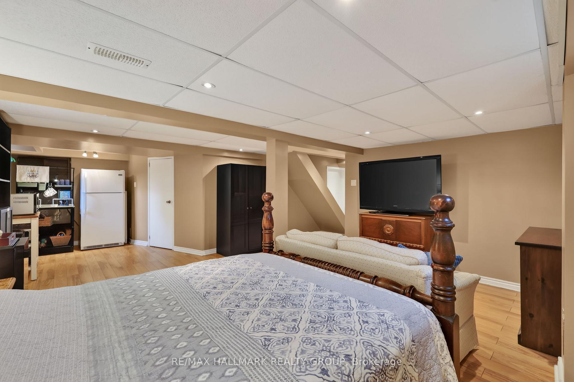 Photo 33 of 1084 St Germain Crescent, Ottawa, Convent Glen North — HOMEH
