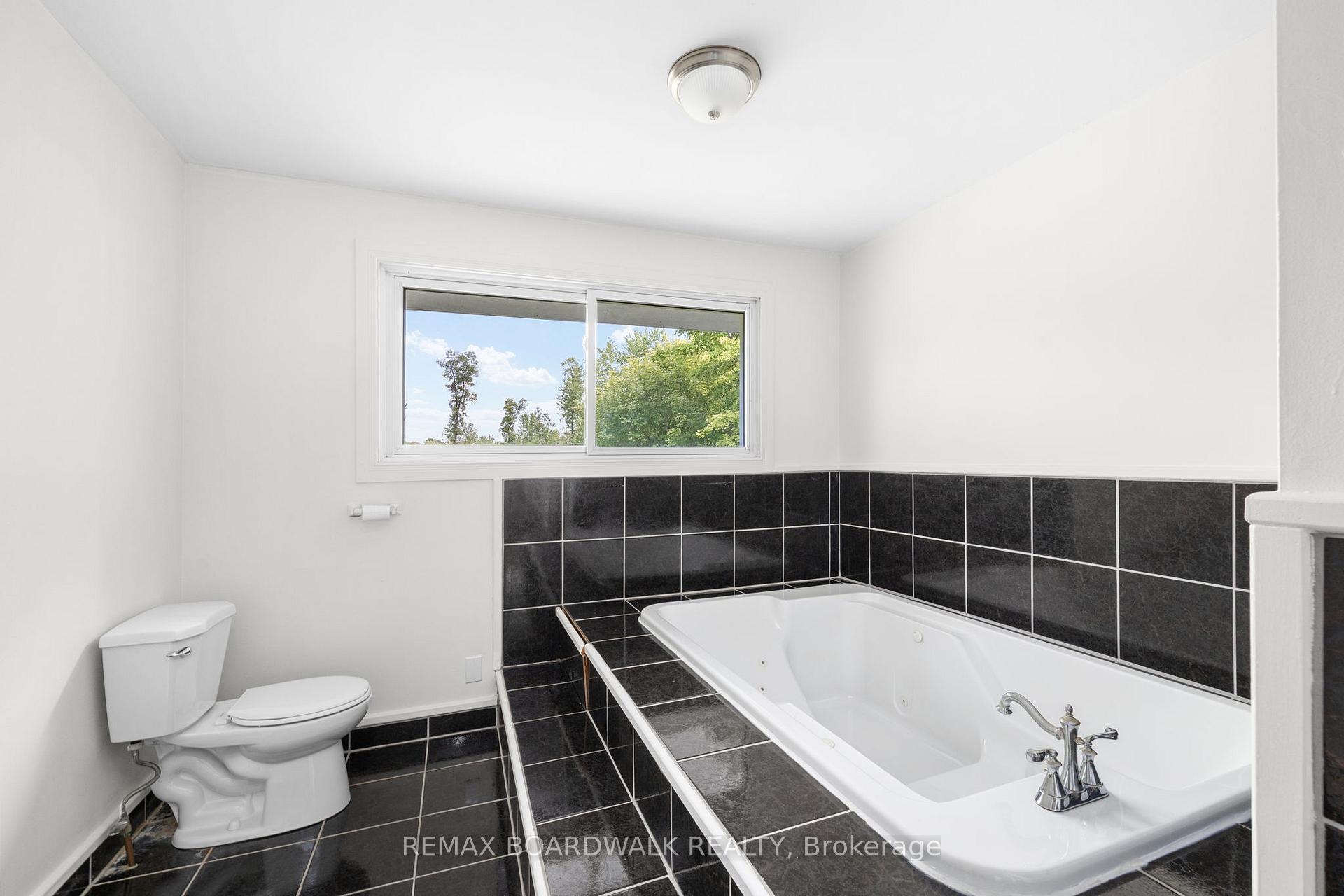 Photo 17 of 24 North Street N, Perth, Perth — HOMEH