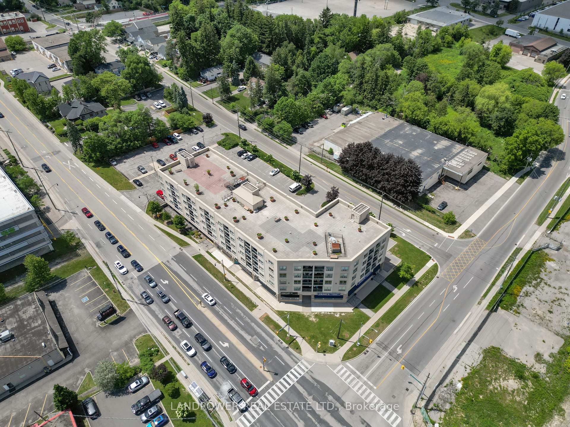 Photo 4 of Unit 301, 160 Wellington Street E, Aurora, Aurora Village — HOMEH