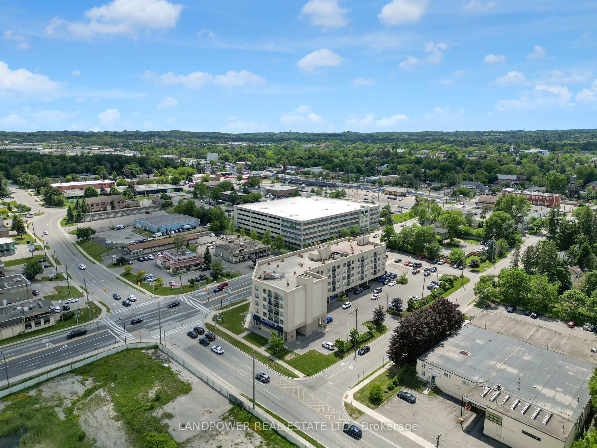 Photo 7 of Unit 301, 160 Wellington Street E, Aurora, Aurora Village — HOMEH