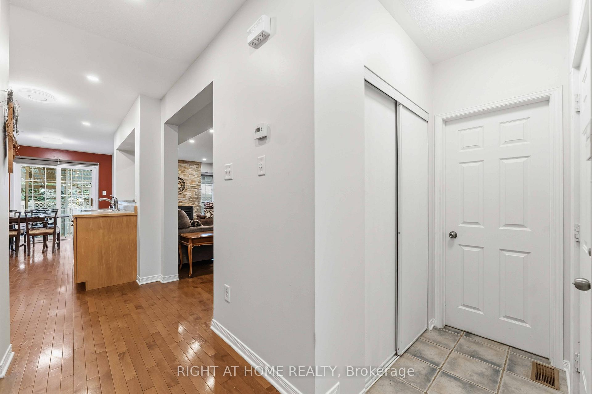 Photo 3 of 52 Fieldberry Private, Ottawa, Barrhaven - Stonebridge — HOMEH