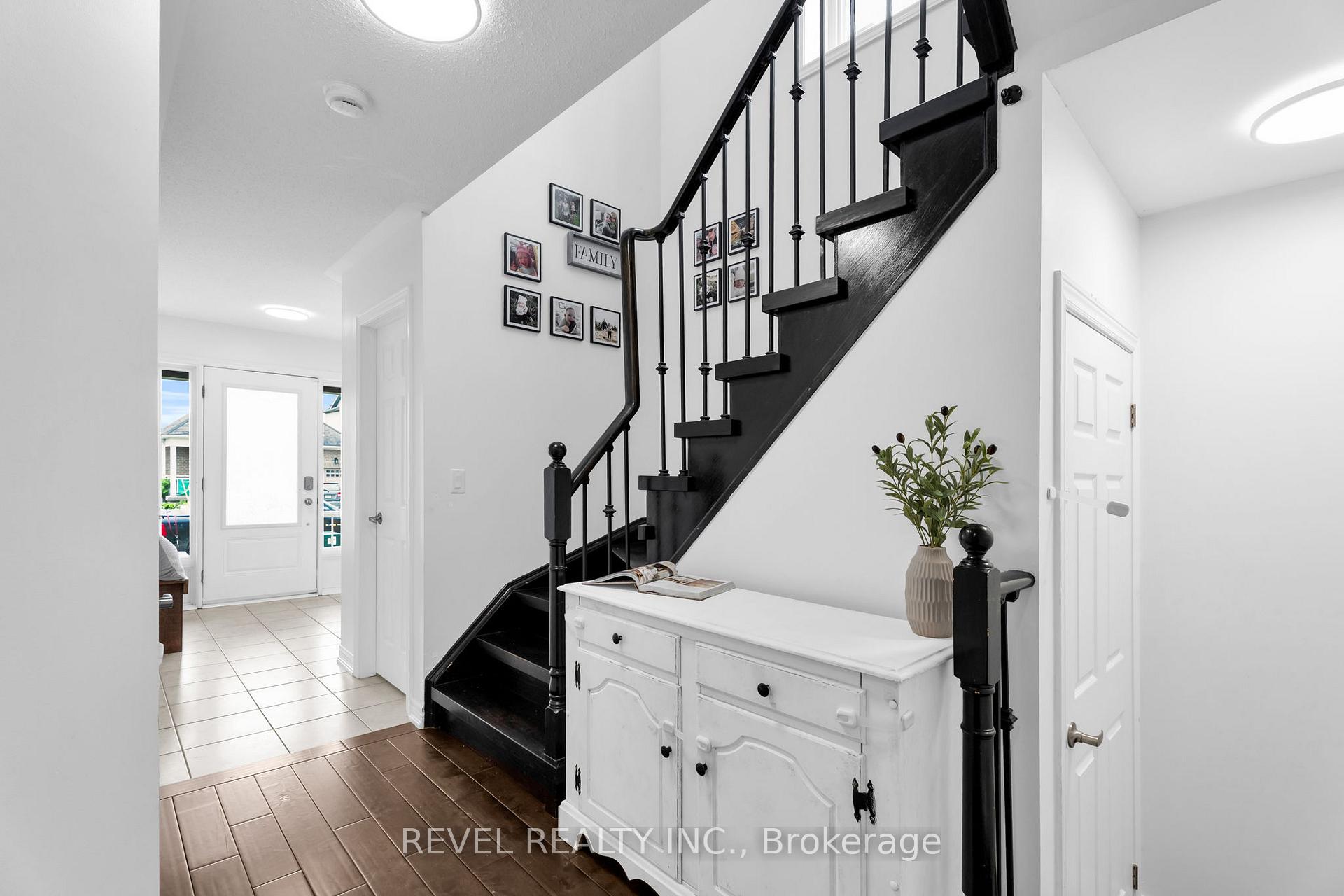 Photo 3 of 824 Cook Crescent, Shelburne — HOMEH