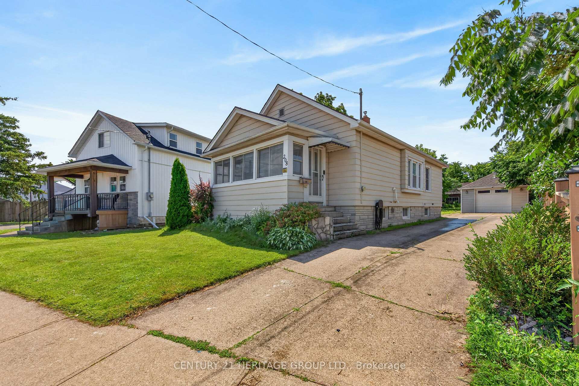 Photo 4 of 208 Carlton Street, St. Catharines, Downtown — HOMEH