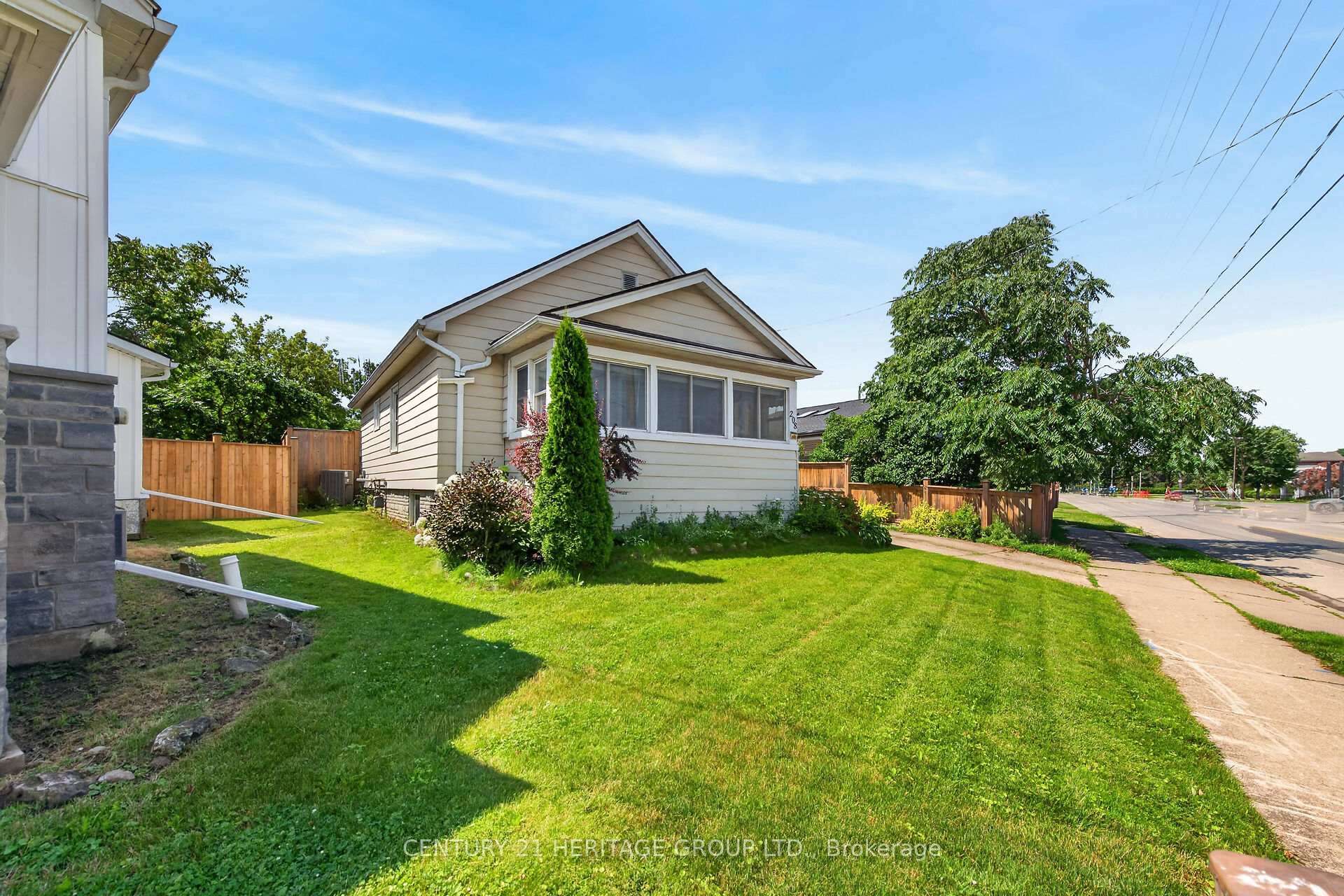 Photo 3 of 208 Carlton Street, St. Catharines, Downtown — HOMEH