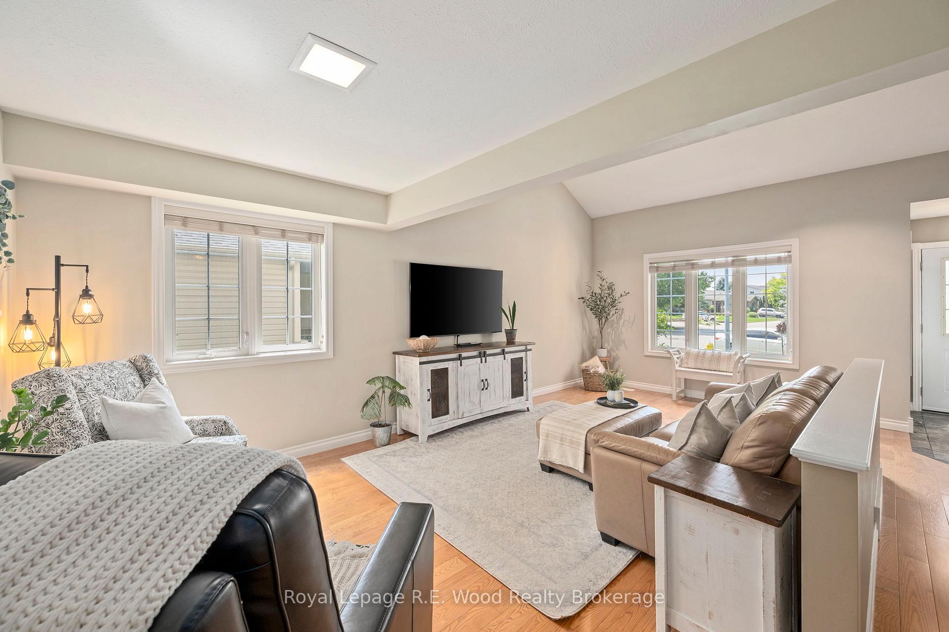 Photo 8 of 117 Allen Street, Tillsonburg — HOMEH