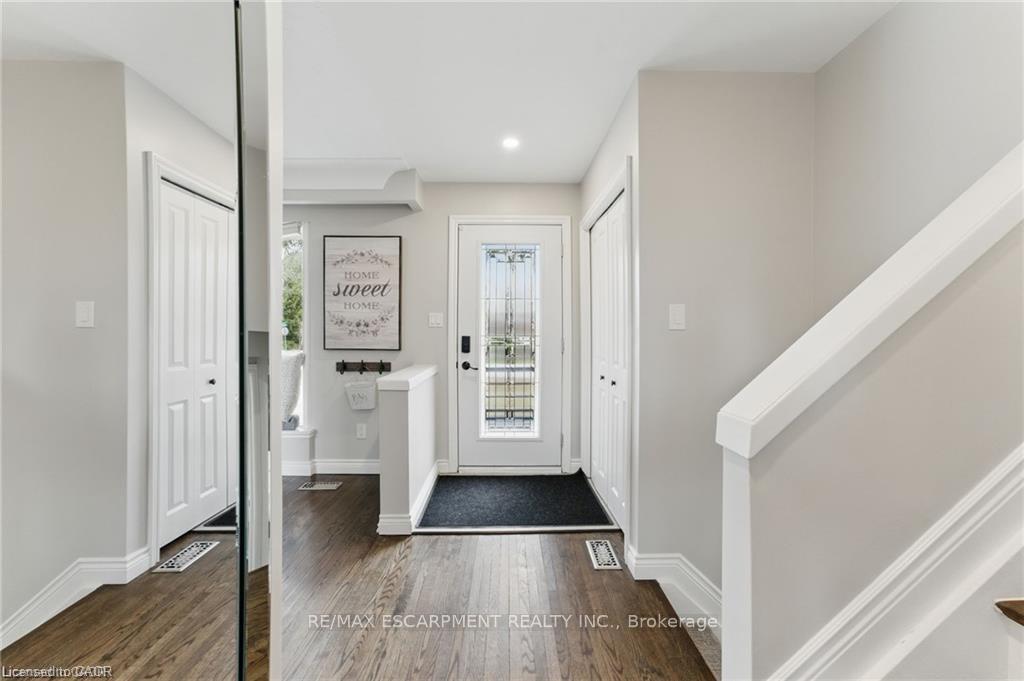Photo 3 of 160 Council Crescent, Hamilton, Ancaster — HOMEH