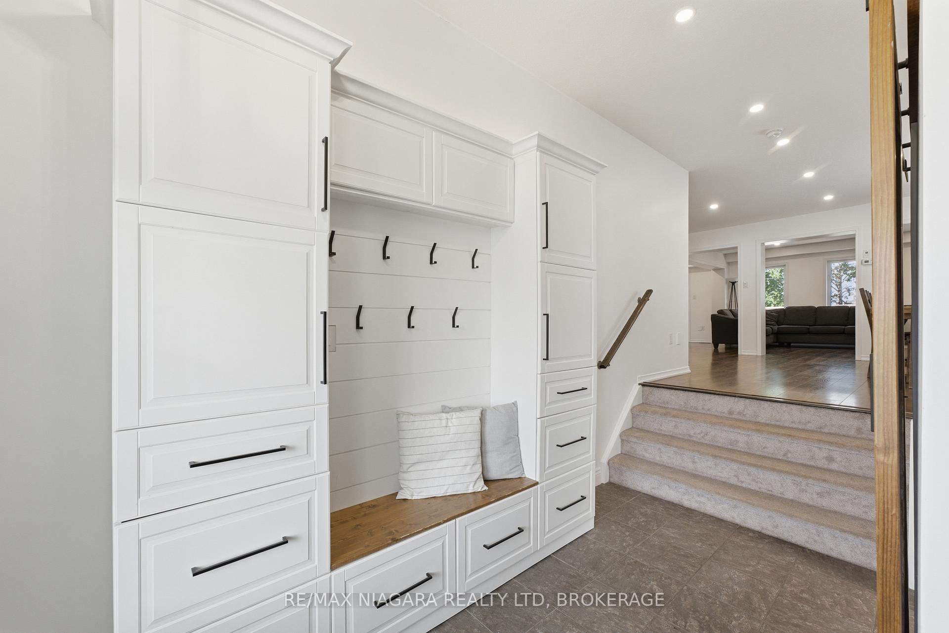 Photo 3 of 8571 Dogwood Crescent, Niagara Falls, Brown — HOMEH