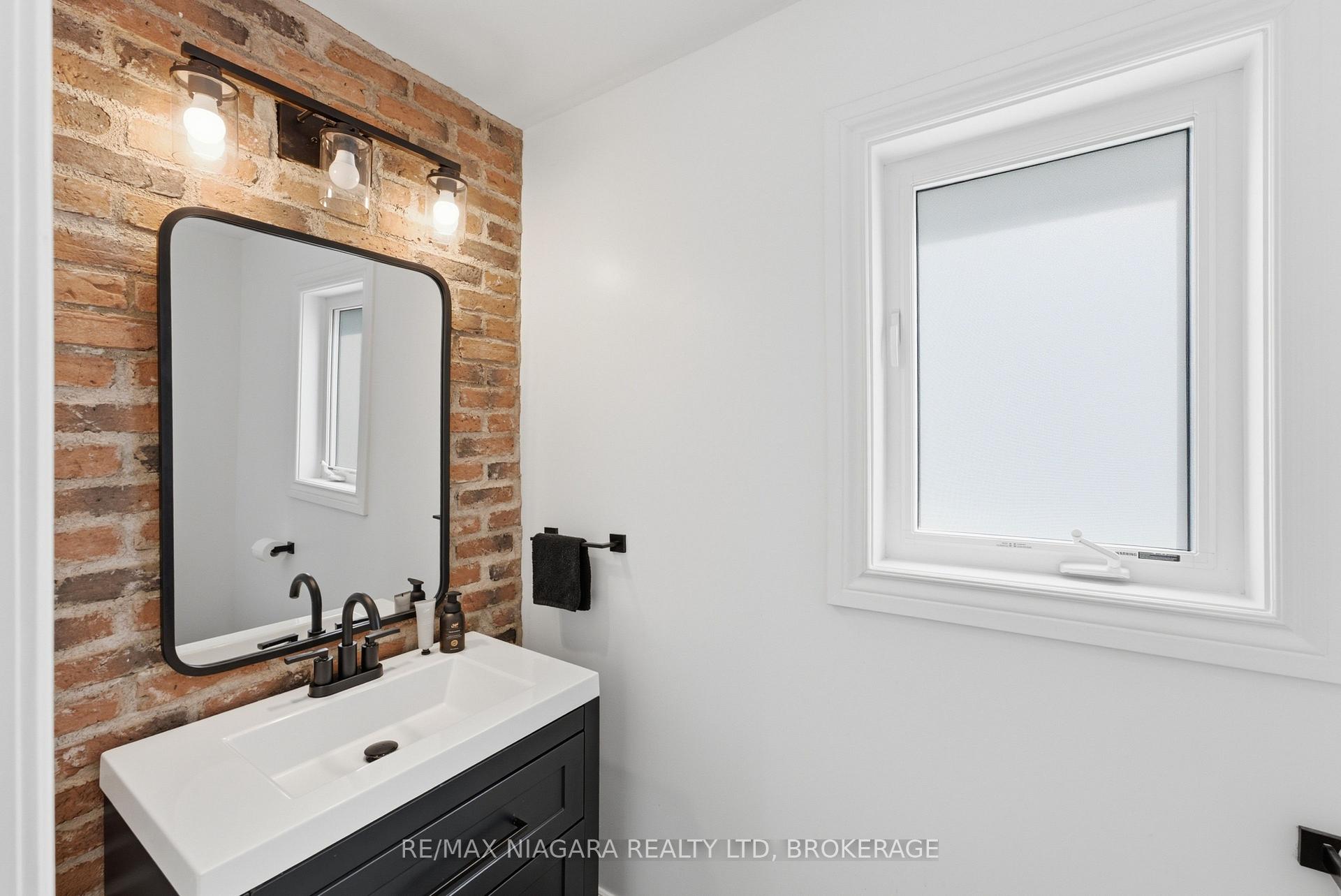 Photo 7 of 8571 Dogwood Crescent, Niagara Falls, Brown — HOMEH