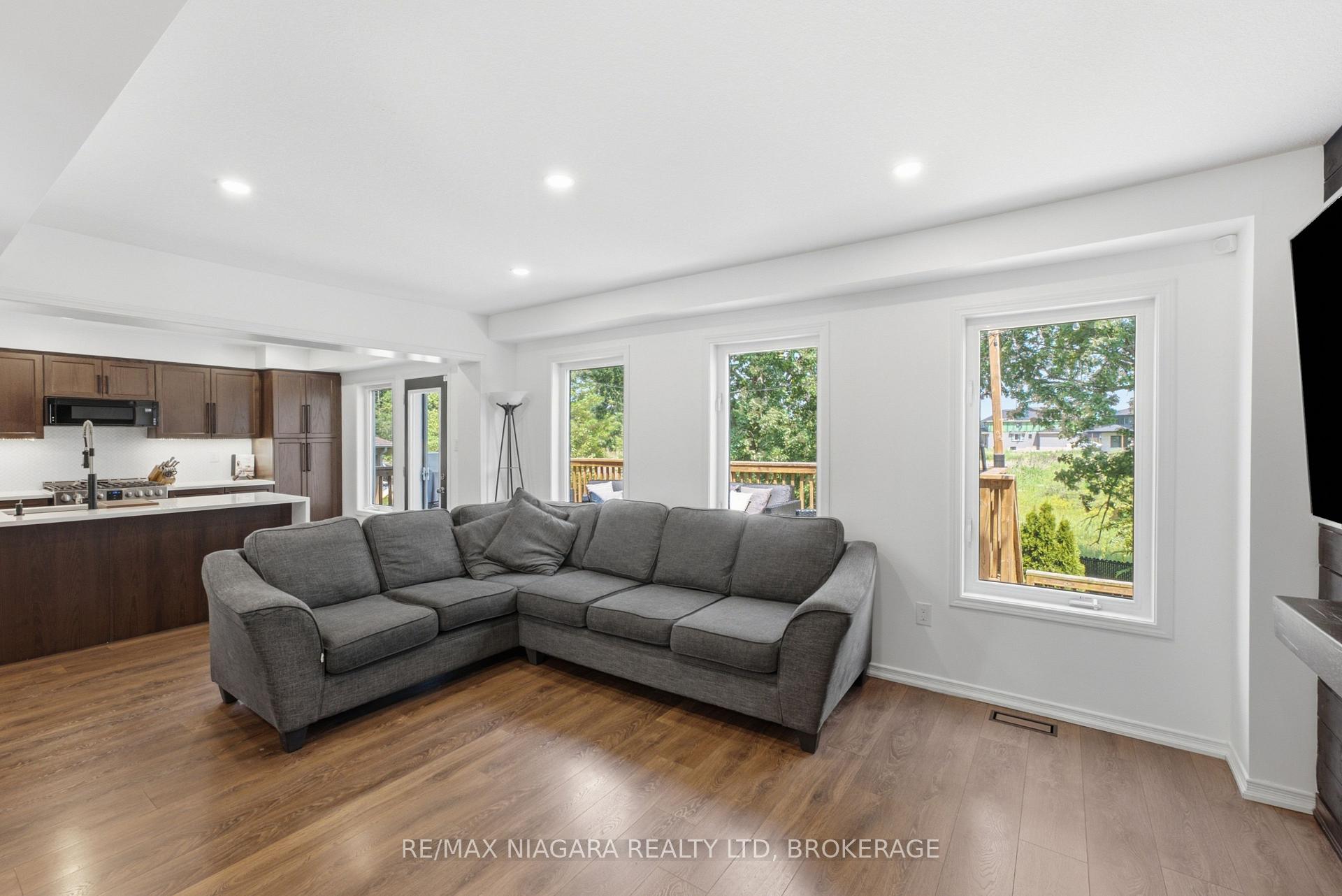 Photo 9 of 8571 Dogwood Crescent, Niagara Falls, Brown — HOMEH
