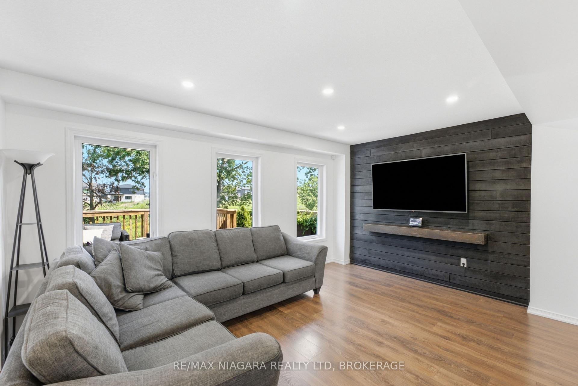 Photo 10 of 8571 Dogwood Crescent, Niagara Falls, Brown — HOMEH