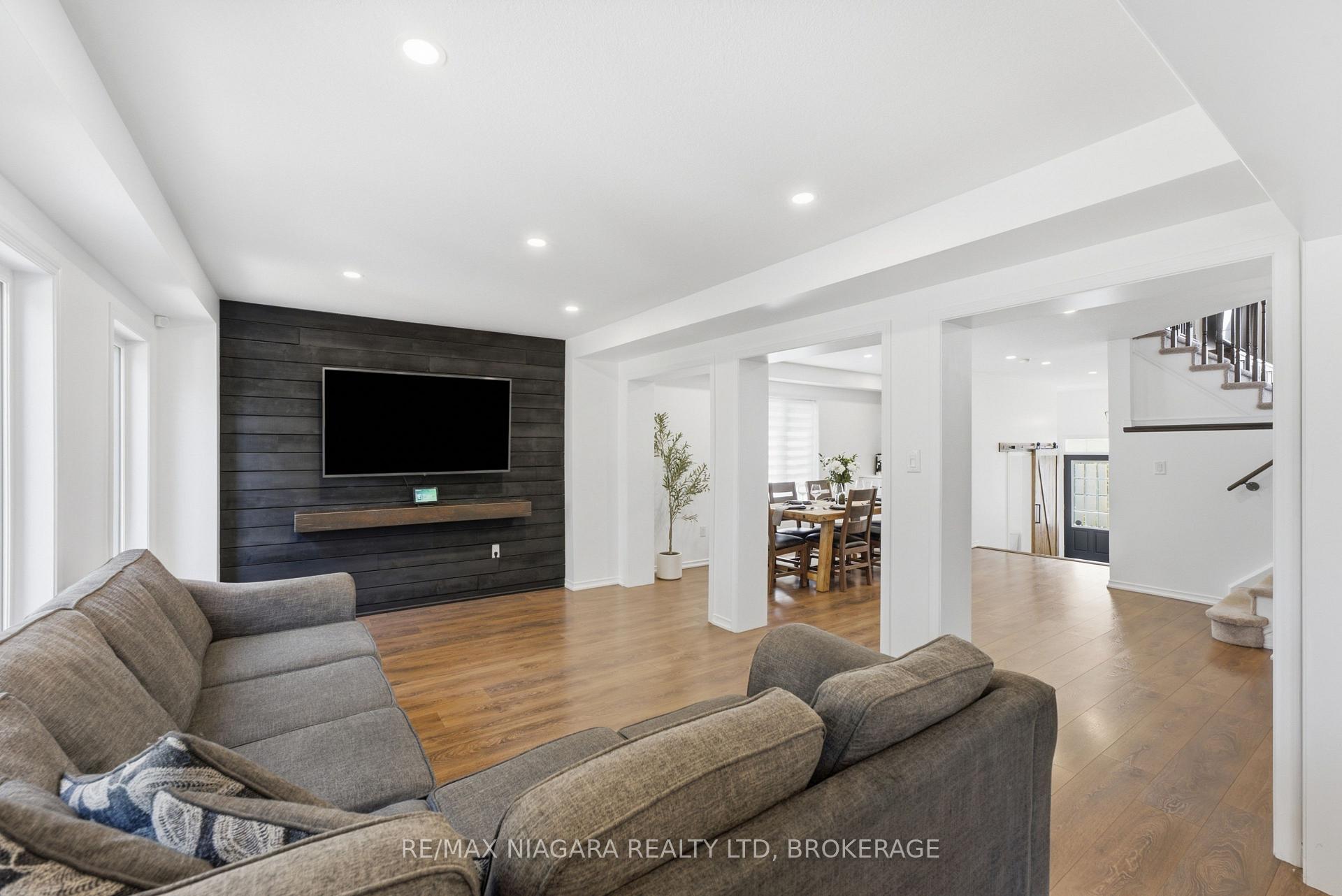 Photo 11 of 8571 Dogwood Crescent, Niagara Falls, Brown — HOMEH