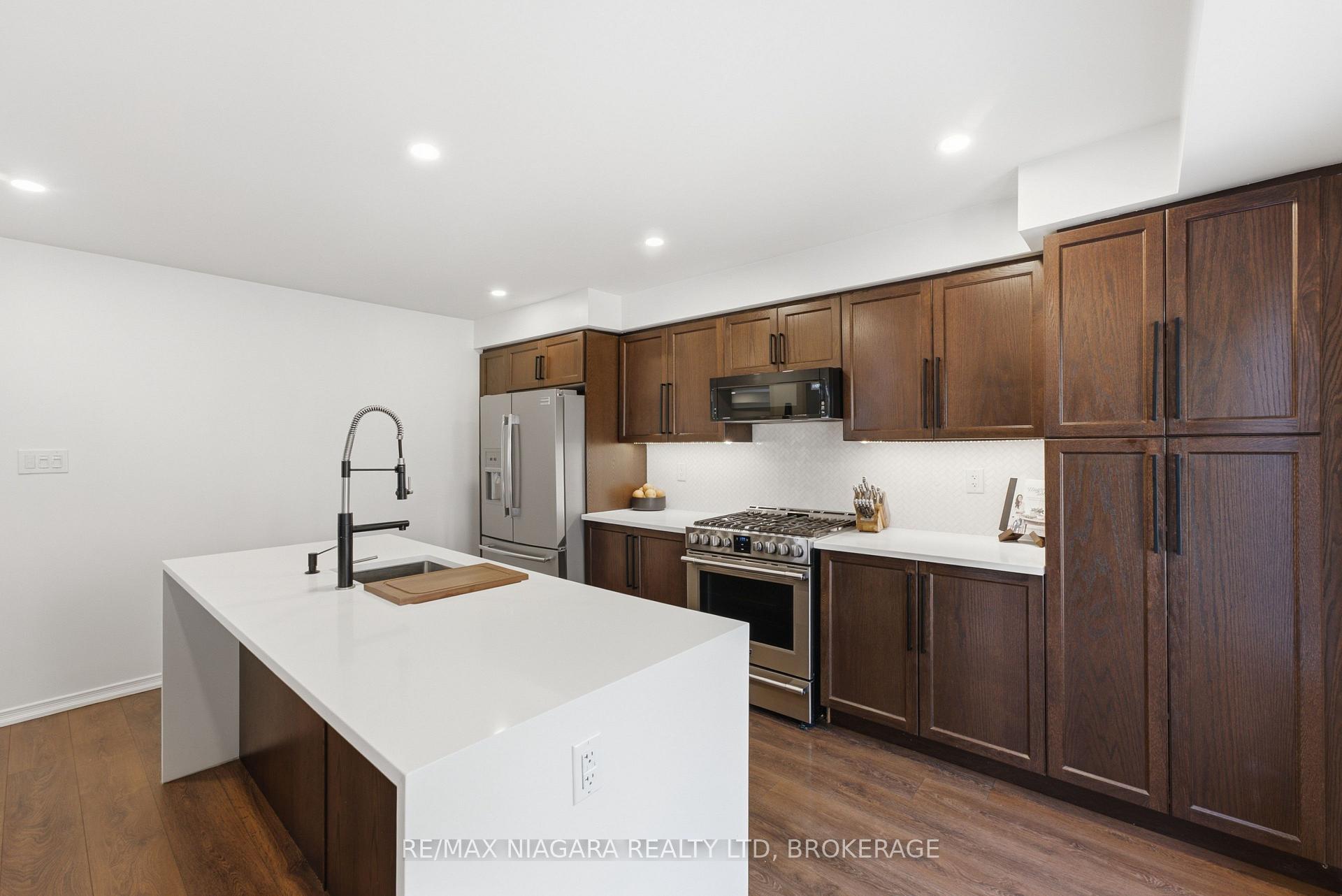 Photo 12 of 8571 Dogwood Crescent, Niagara Falls, Brown — HOMEH