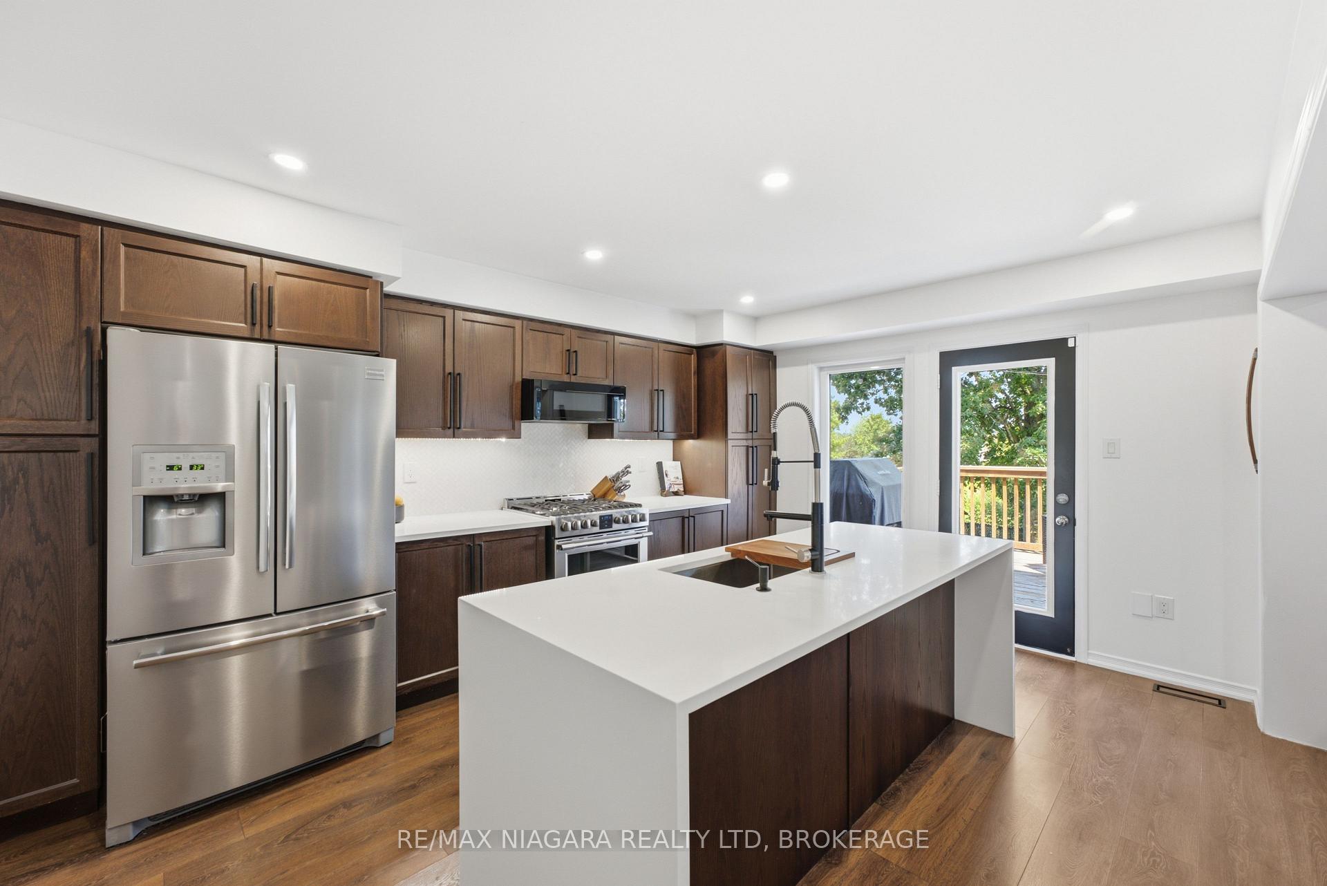 Photo 13 of 8571 Dogwood Crescent, Niagara Falls, Brown — HOMEH