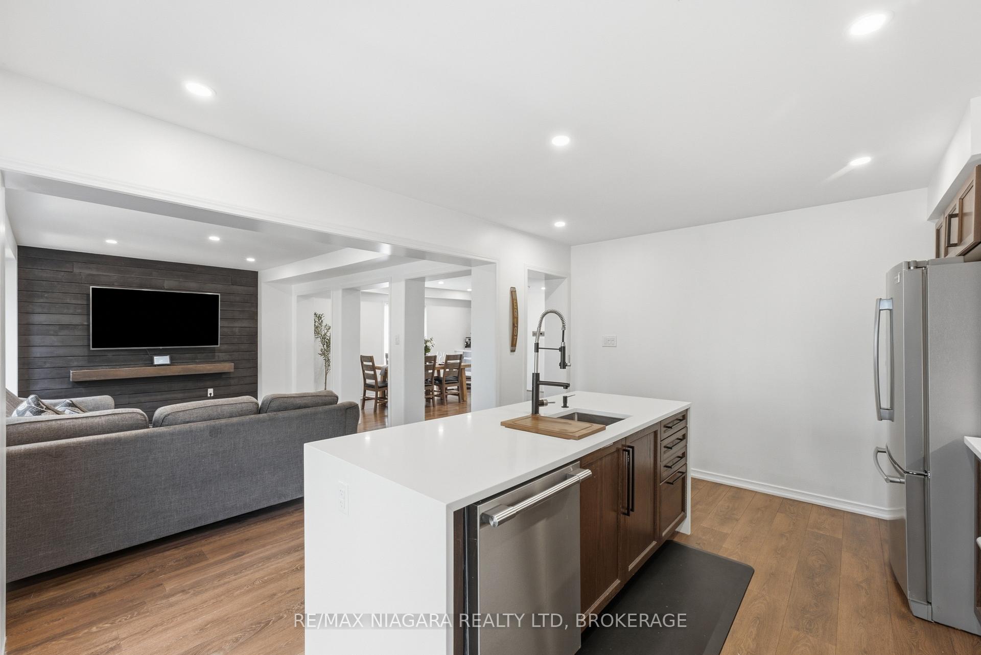 Photo 14 of 8571 Dogwood Crescent, Niagara Falls, Brown — HOMEH