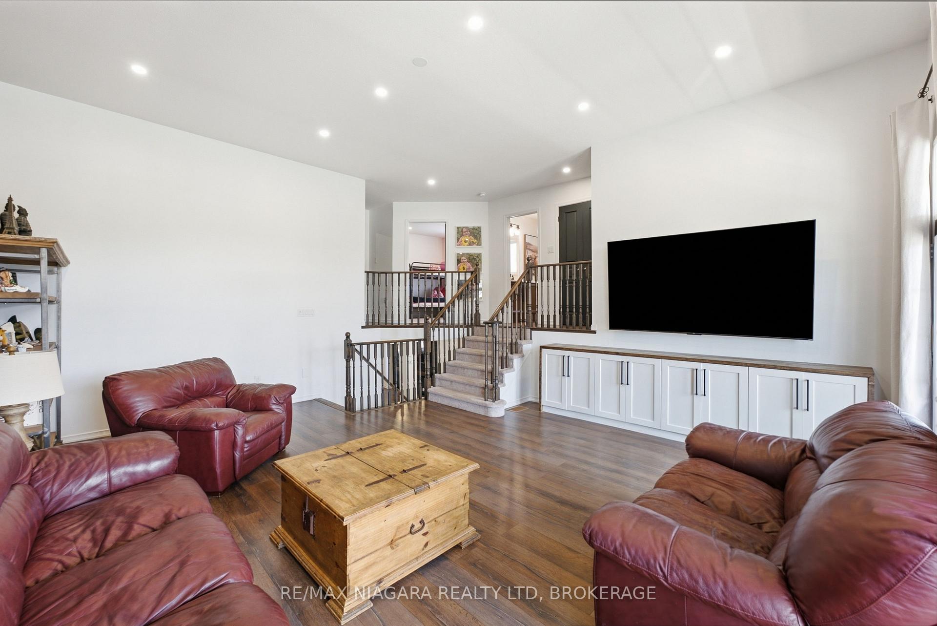 Photo 16 of 8571 Dogwood Crescent, Niagara Falls, Brown — HOMEH