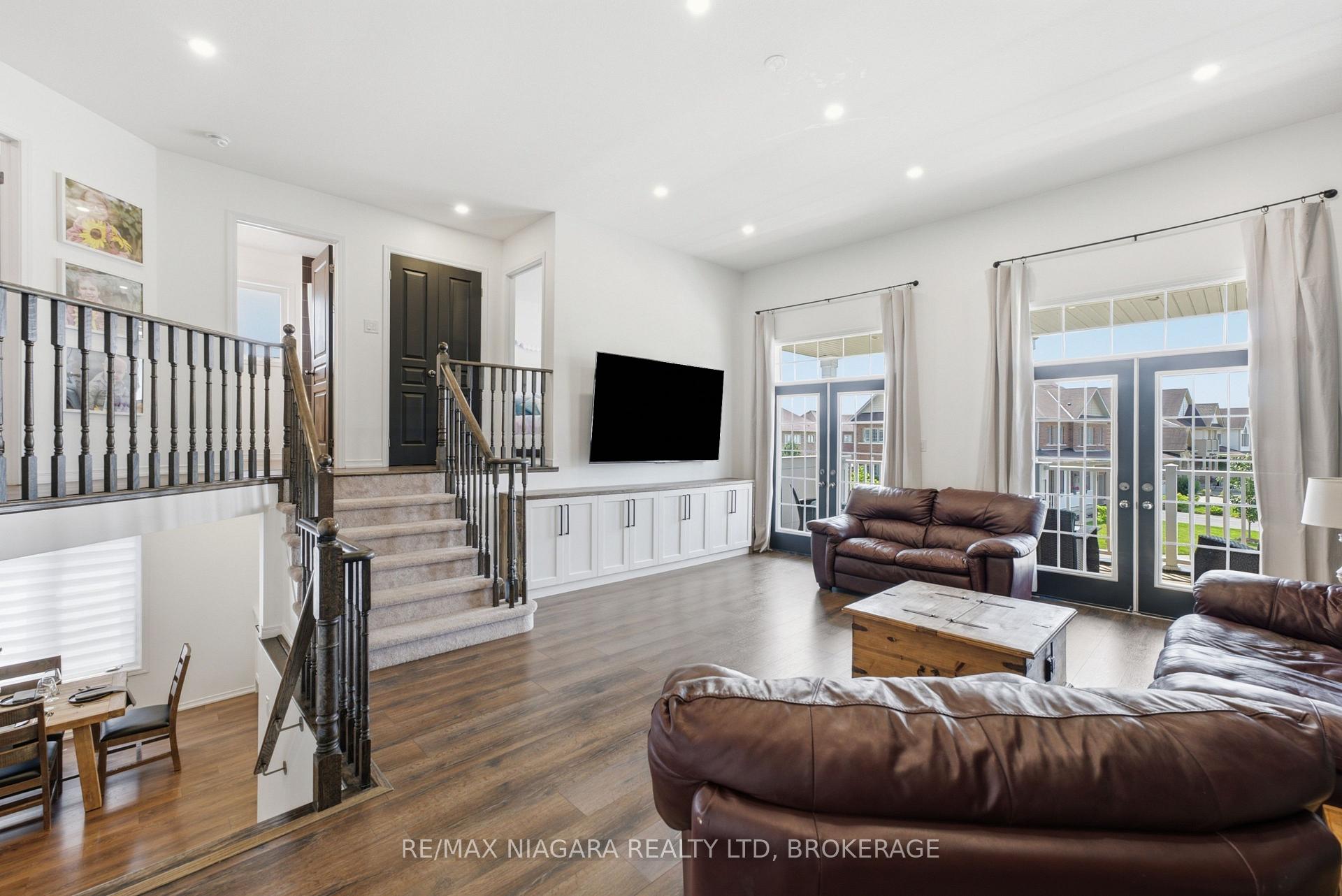 Photo 17 of 8571 Dogwood Crescent, Niagara Falls, Brown — HOMEH
