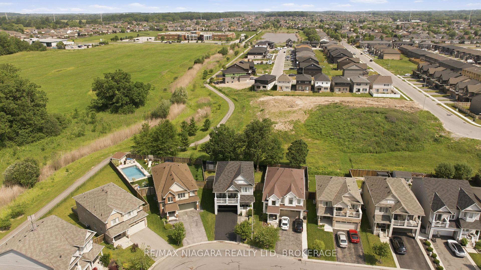 Photo 41 of 8571 Dogwood Crescent, Niagara Falls, Brown — HOMEH