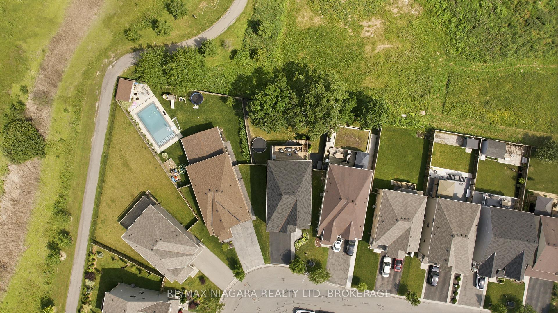 Photo 43 of 8571 Dogwood Crescent, Niagara Falls, Brown — HOMEH
