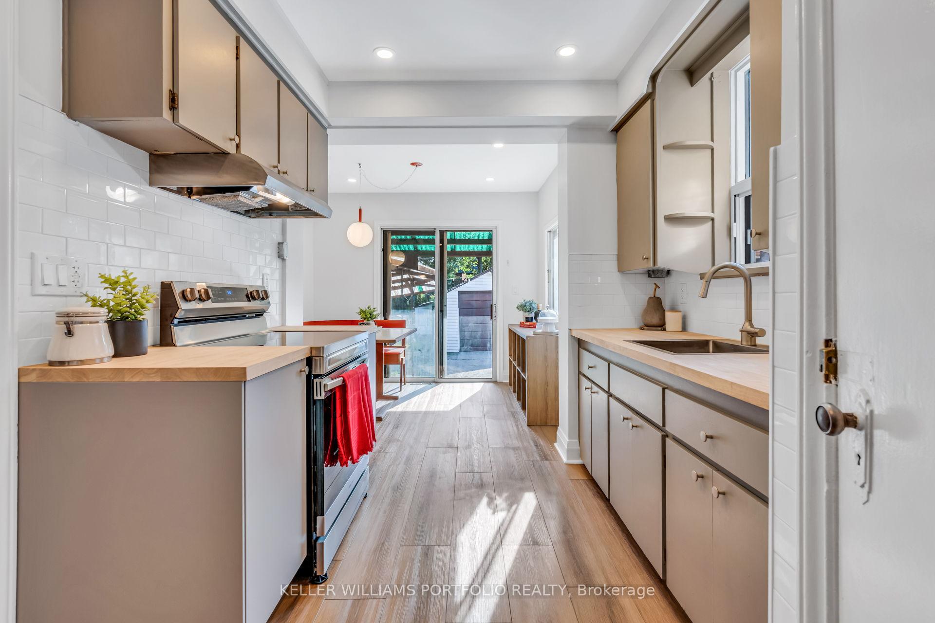 Photo 8 of 210 Bicknell Avenue, Toronto, Keelesdale-Eglinton West — HOMEH