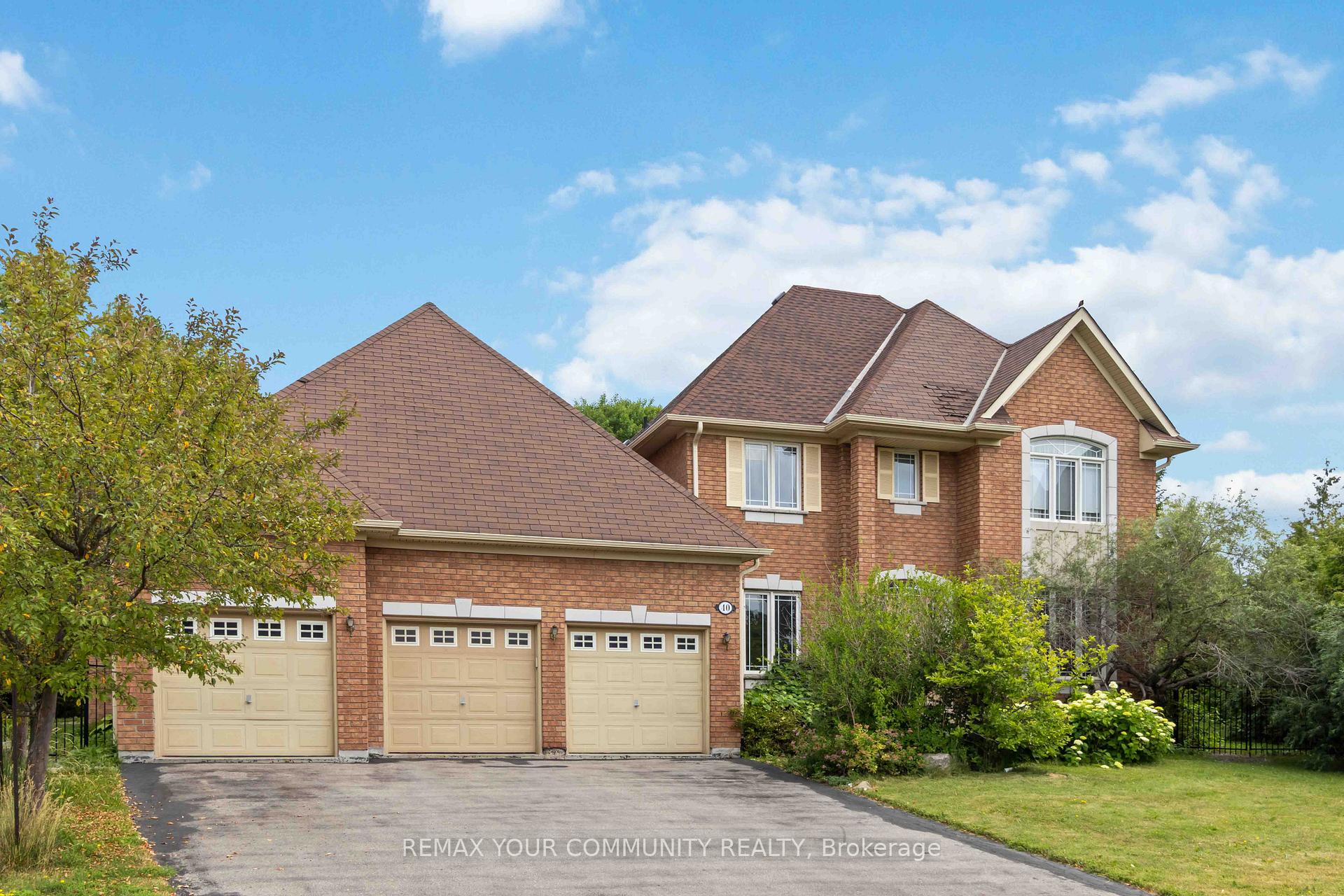Photo 3 of 40 Hunterwood Chase, Vaughan, Rural Vaughan — HOMEH