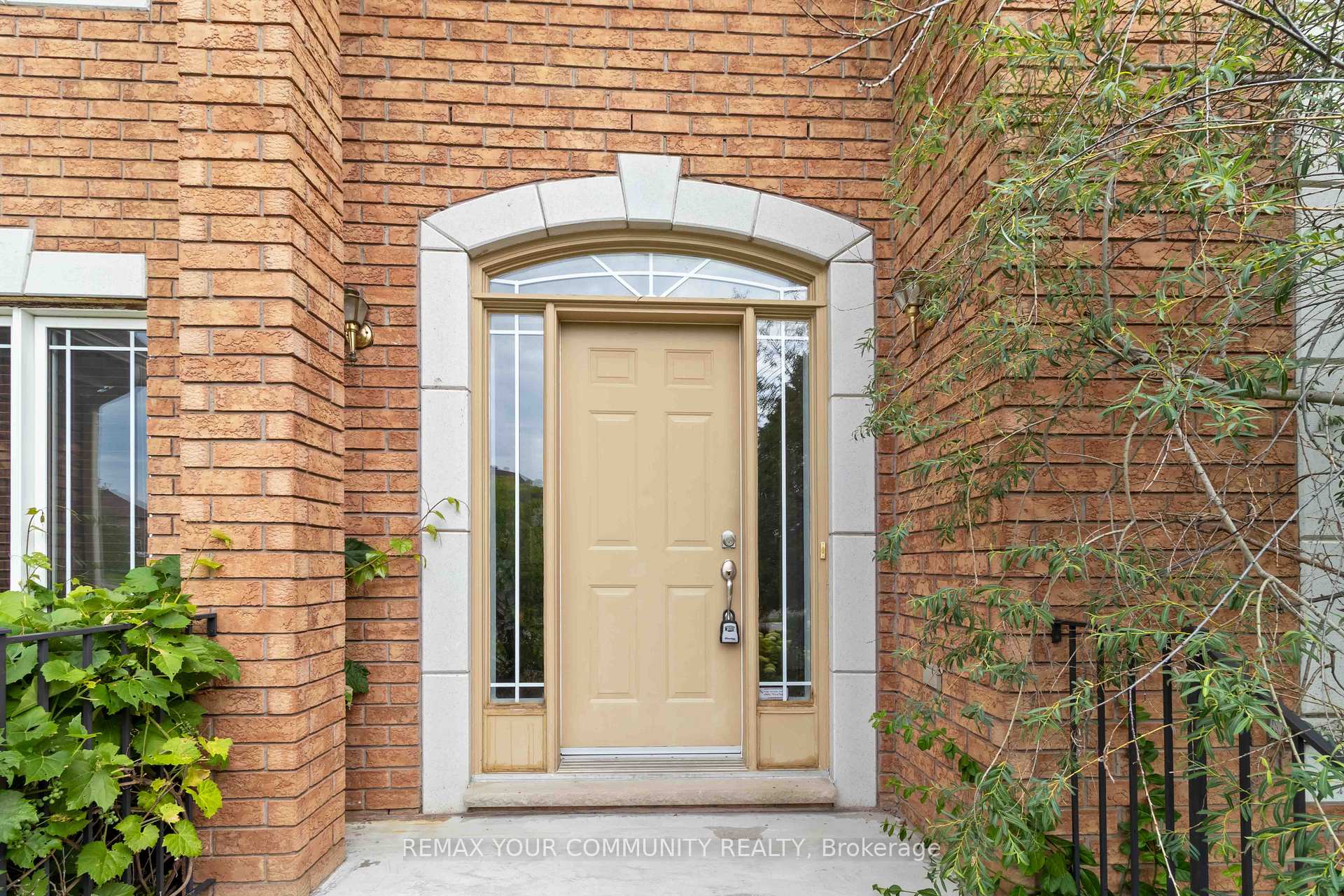 Photo 4 of 40 Hunterwood Chase, Vaughan, Rural Vaughan — HOMEH