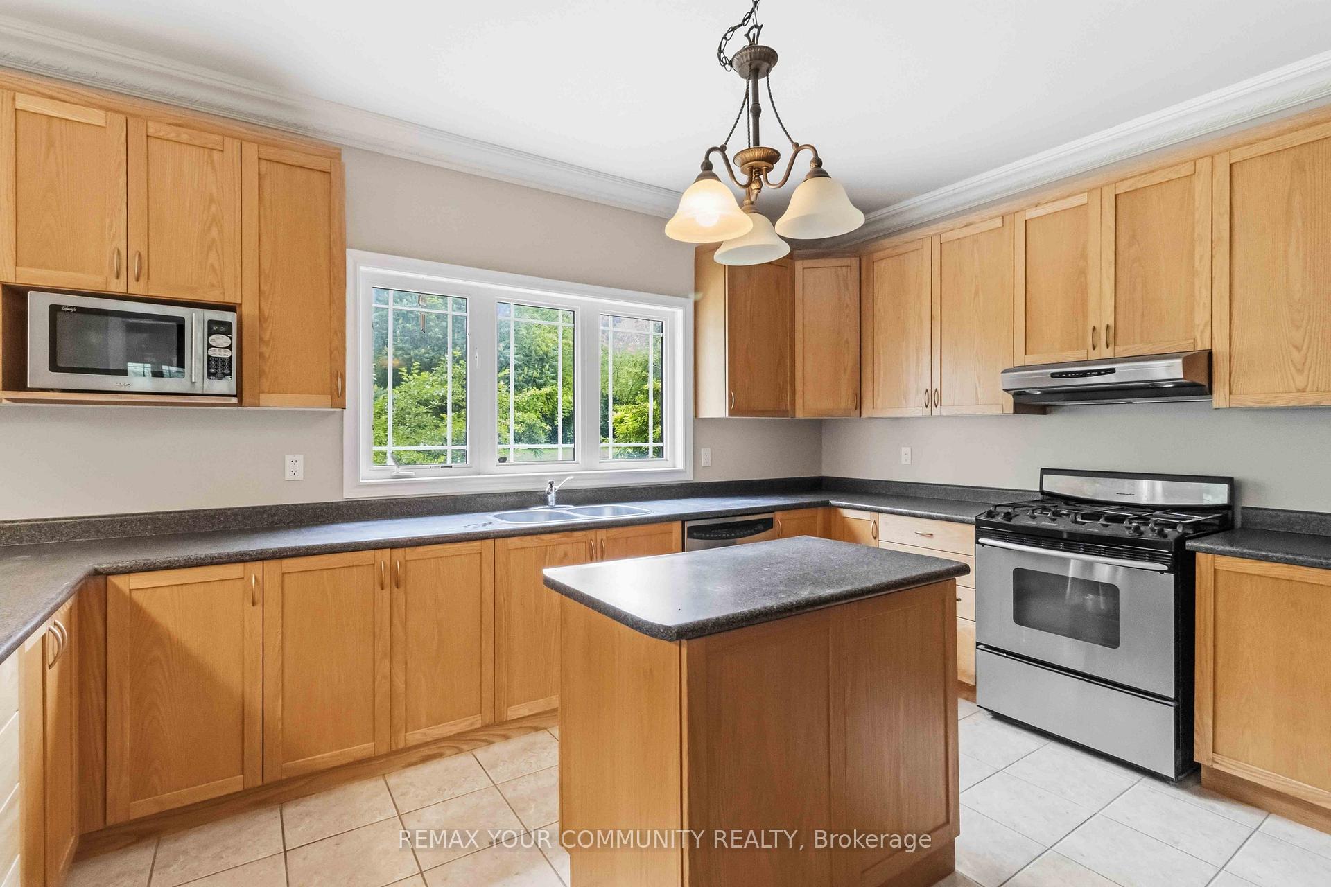 Photo 9 of 40 Hunterwood Chase, Vaughan, Rural Vaughan — HOMEH