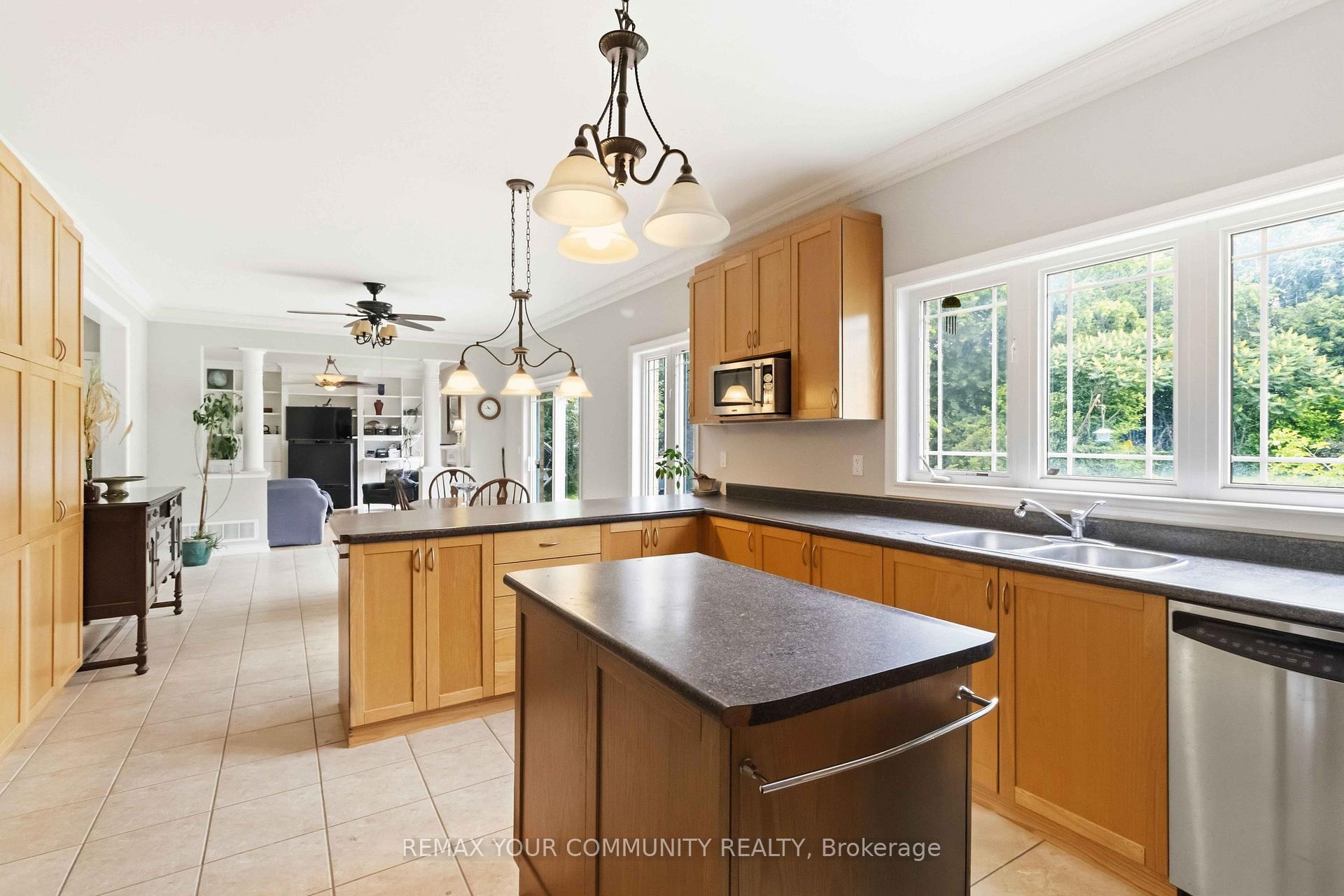 Photo 10 of 40 Hunterwood Chase, Vaughan, Rural Vaughan — HOMEH
