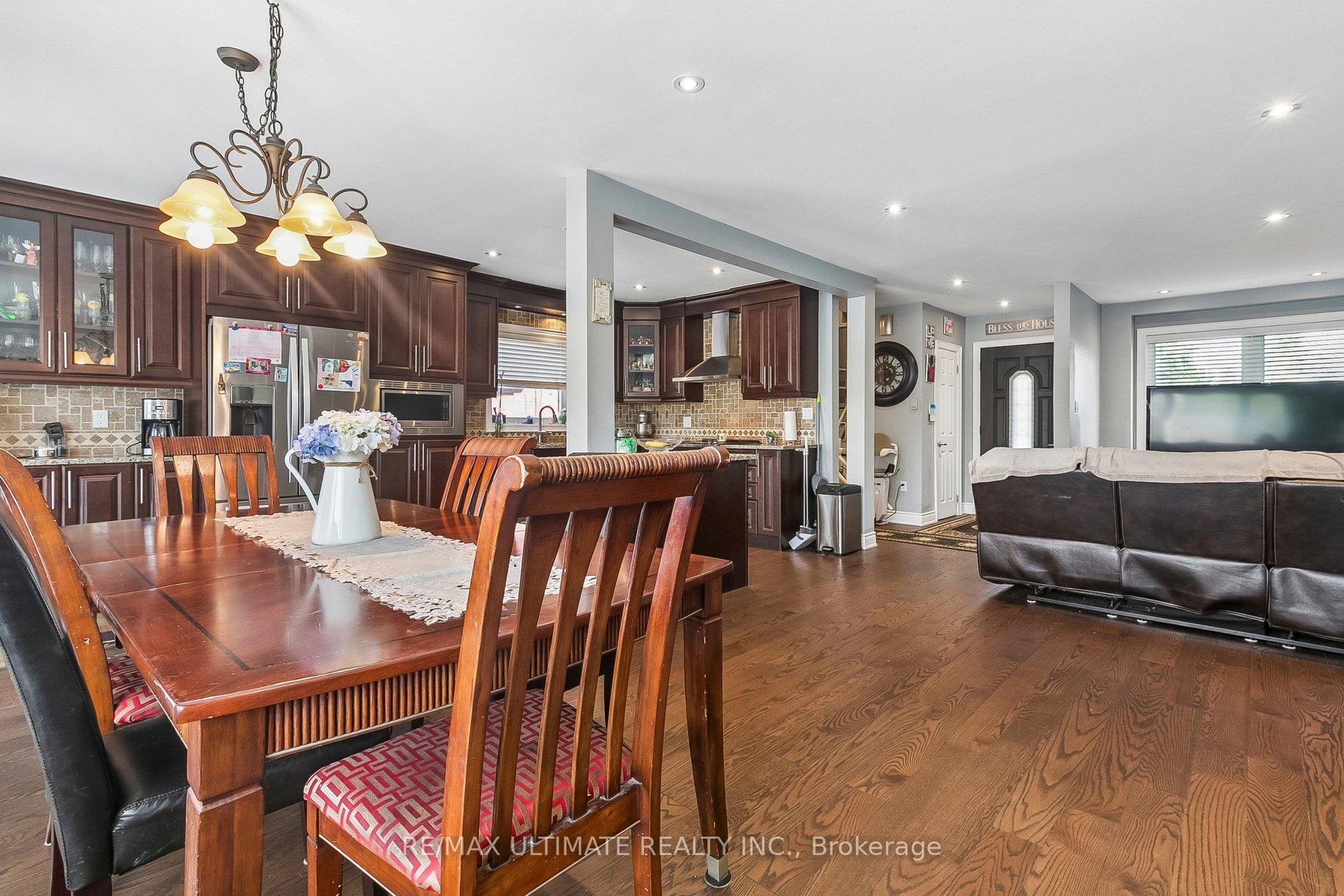 Photo 2 of 75 Giltspur Drive, North York, Glenfield-Jane Heights — HOMEH
