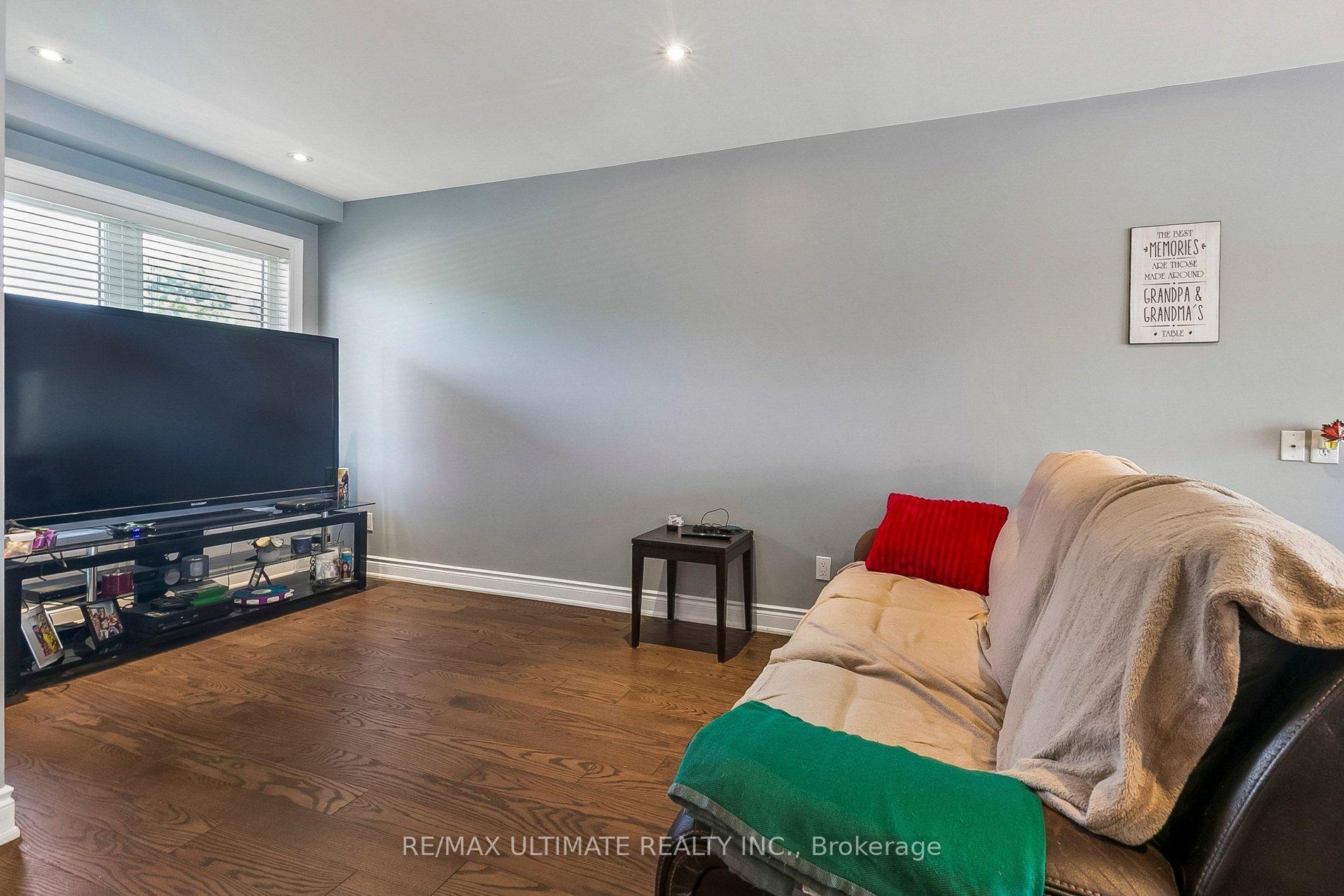 Photo 9 of 75 Giltspur Drive, North York, Glenfield-Jane Heights — HOMEH