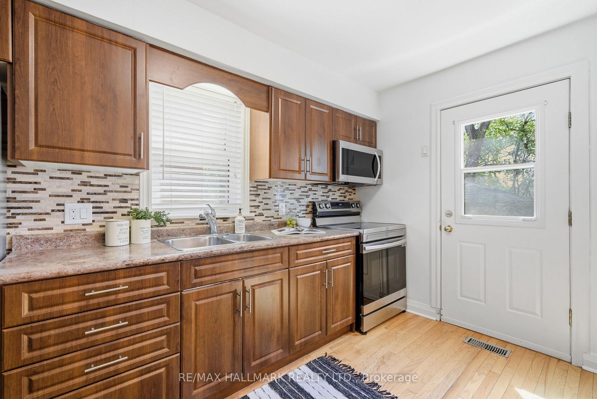 Photo 14 of 69 Thursfield Crescent, Toronto, Leaside — HOMEH