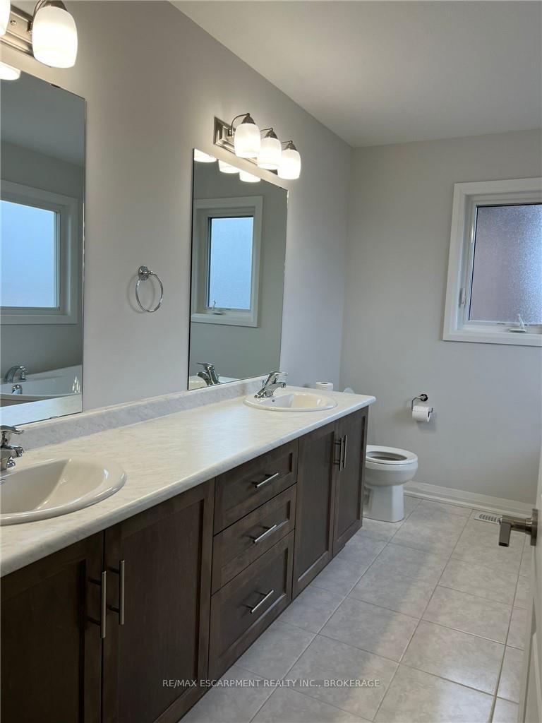 Photo 17 of 45 Bur Oak Drive, Thorold, Confederation Heights — HOMEH