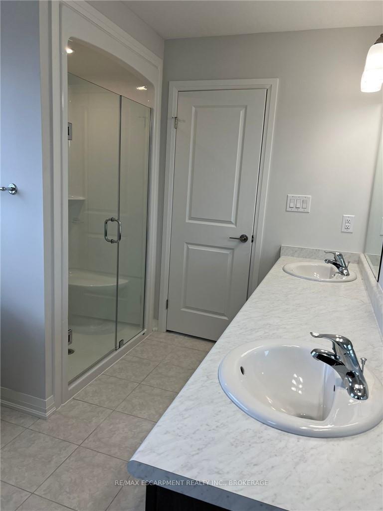 Photo 18 of 45 Bur Oak Drive, Thorold, Confederation Heights — HOMEH