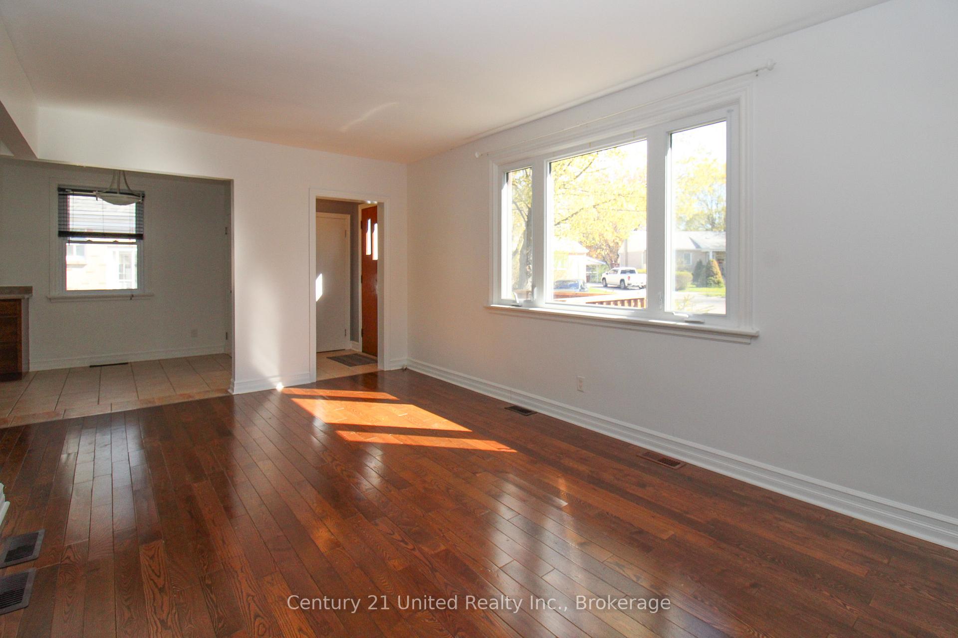 Photo 11 of 819 Argyle Street, Peterborough, Northcrest Ward 5 — HOMEH