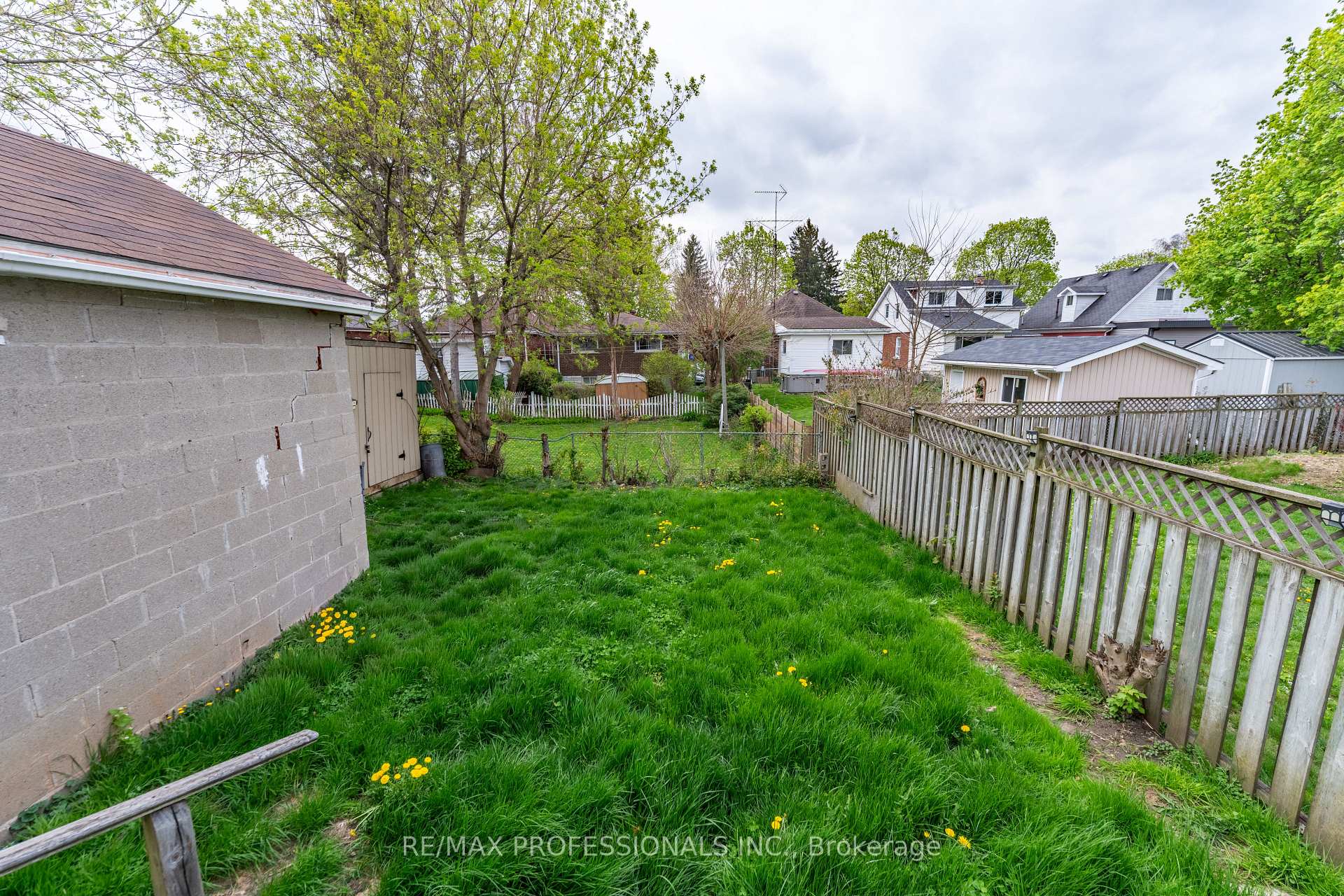 Photo 10 of 62 Strathcona Avenue, Brantford, Eagle Place West — HOMEH
