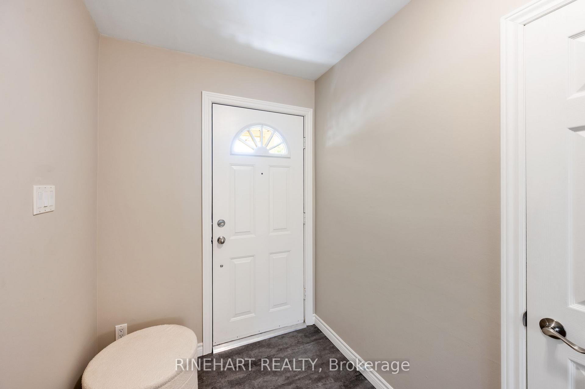 Photo 5 of 2 Lloyd Manor Crescent, London, North M — HOMEH