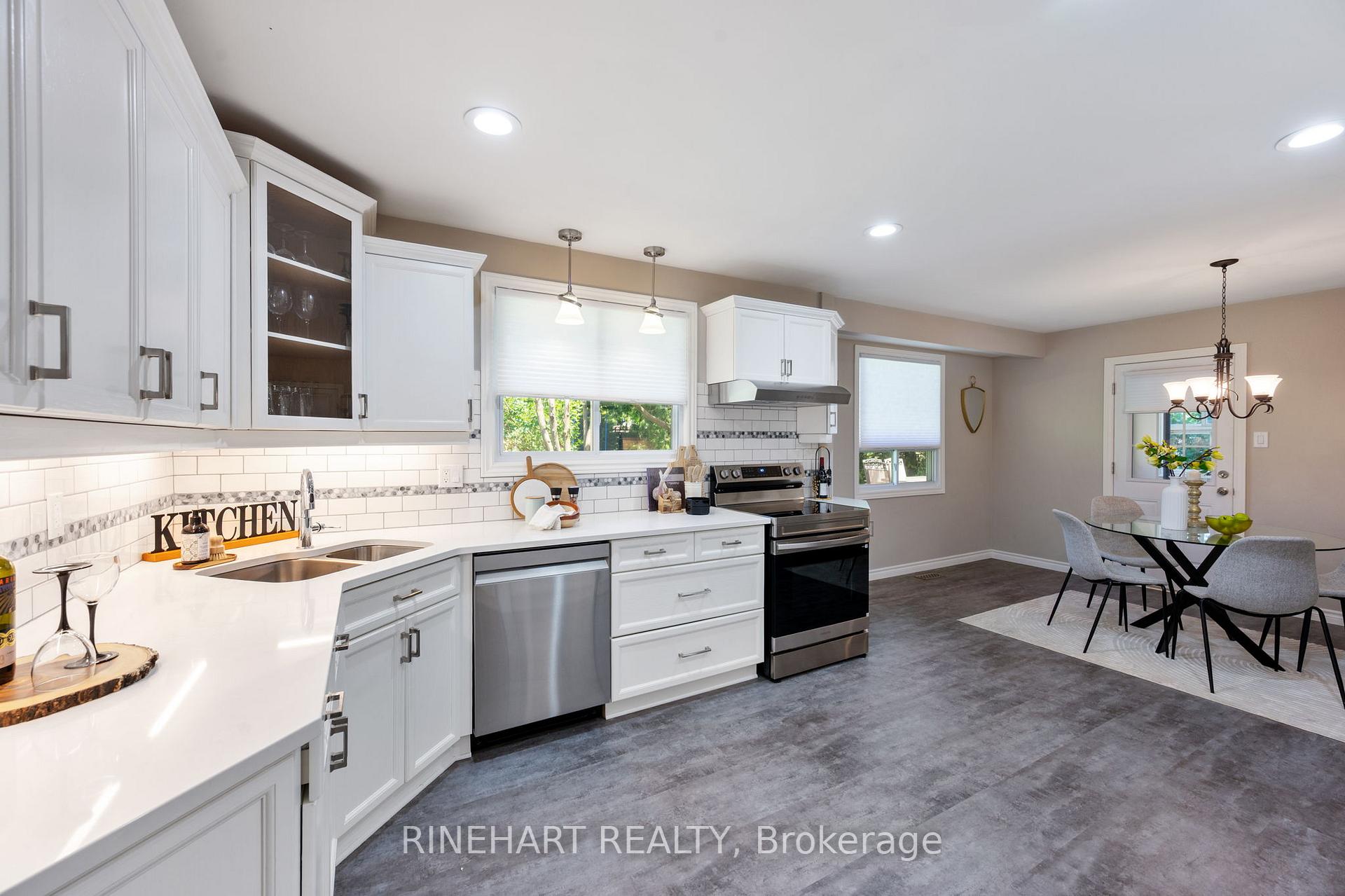 Photo 9 of 2 Lloyd Manor Crescent, London, North M — HOMEH