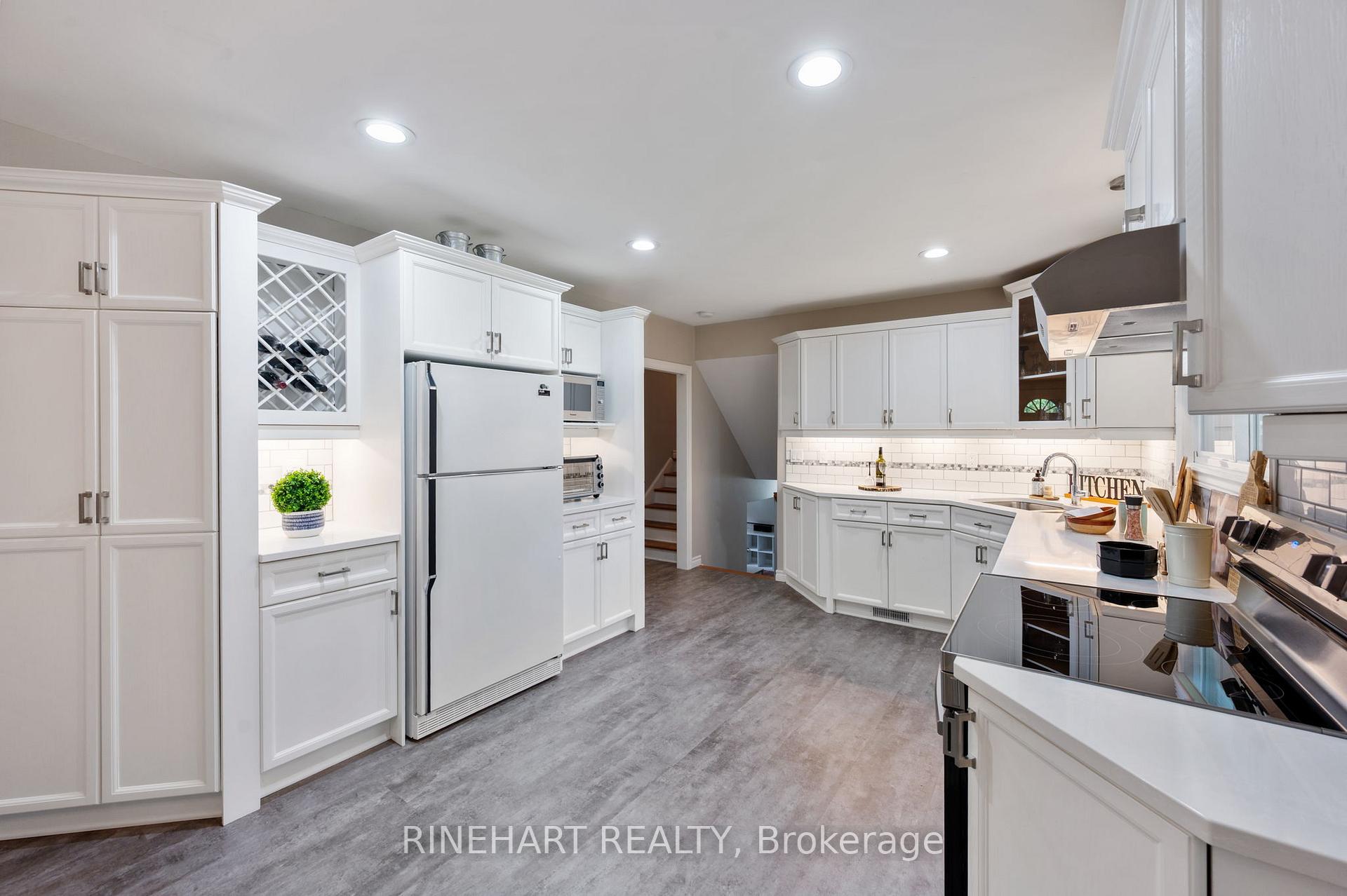 Photo 10 of 2 Lloyd Manor Crescent, London, North M — HOMEH