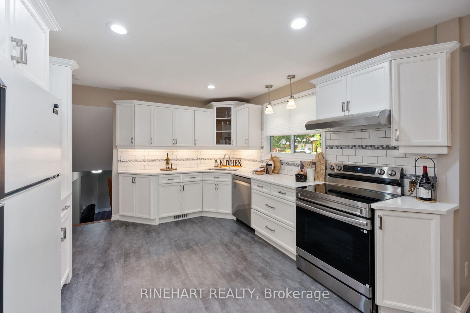 Photo 11 of 2 Lloyd Manor Crescent, London, North M — HOMEH