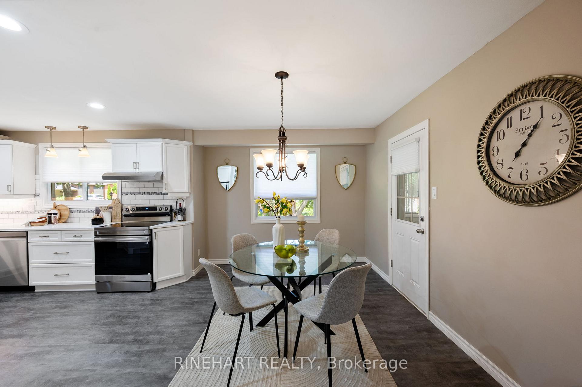 Photo 12 of 2 Lloyd Manor Crescent, London, North M — HOMEH