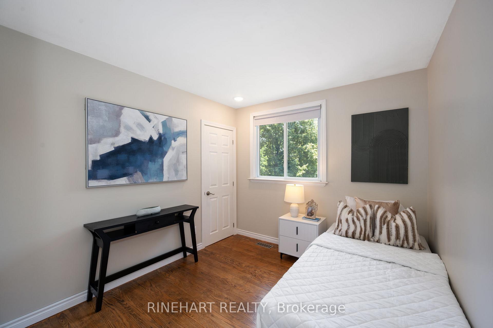 Photo 14 of 2 Lloyd Manor Crescent, London, North M — HOMEH