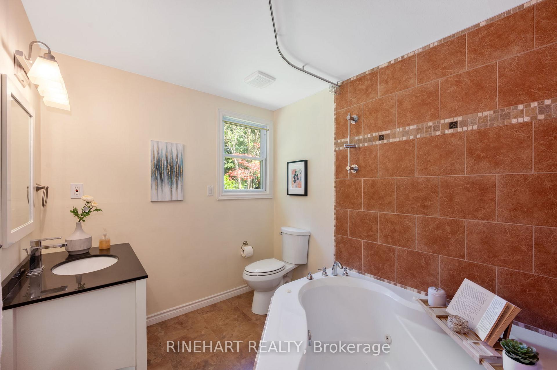 Photo 17 of 2 Lloyd Manor Crescent, London, North M — HOMEH