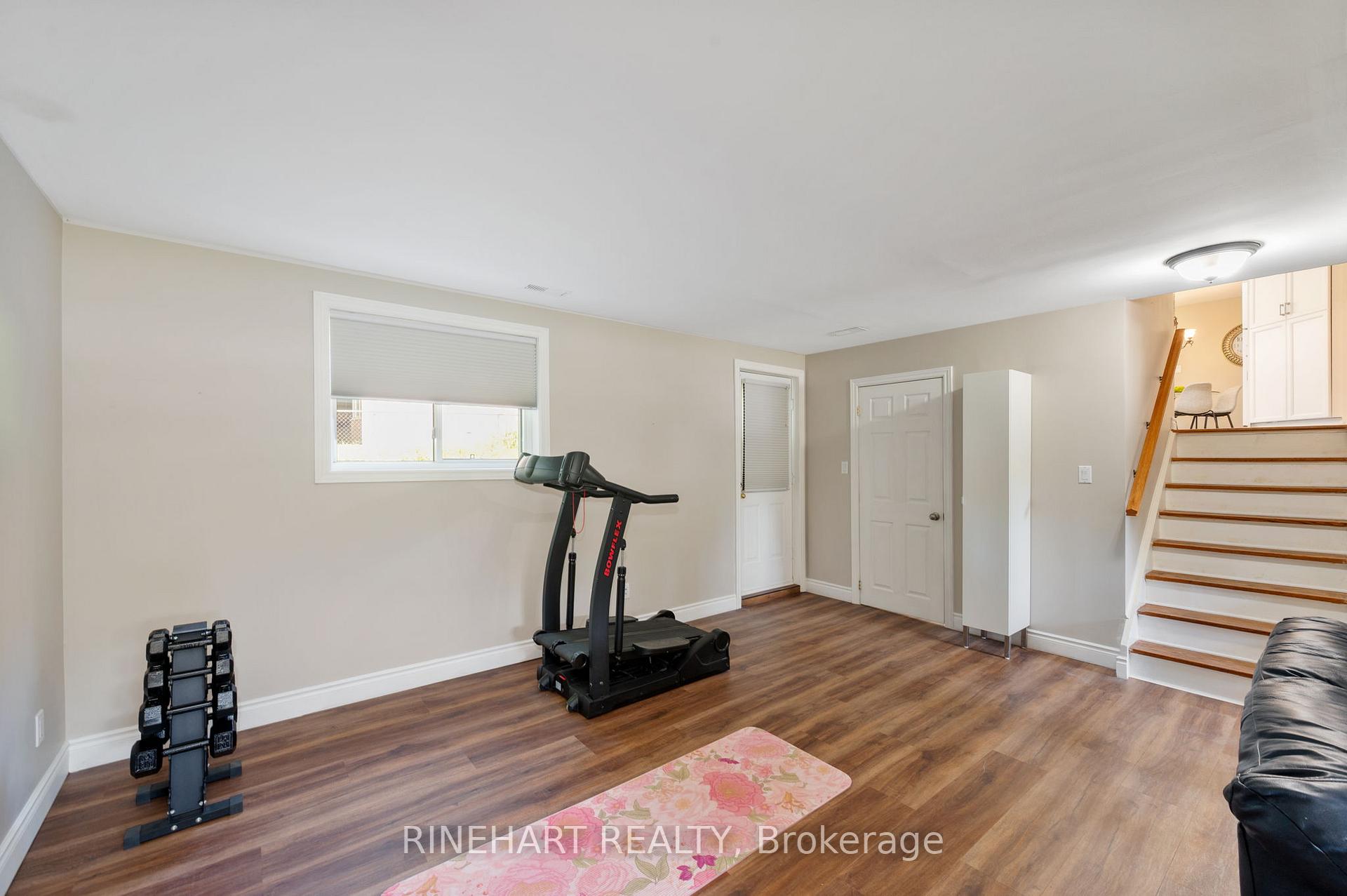 Photo 18 of 2 Lloyd Manor Crescent, London, North M — HOMEH