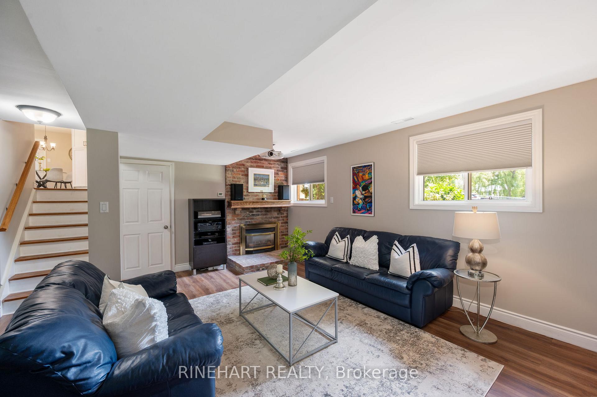 Photo 19 of 2 Lloyd Manor Crescent, London, North M — HOMEH