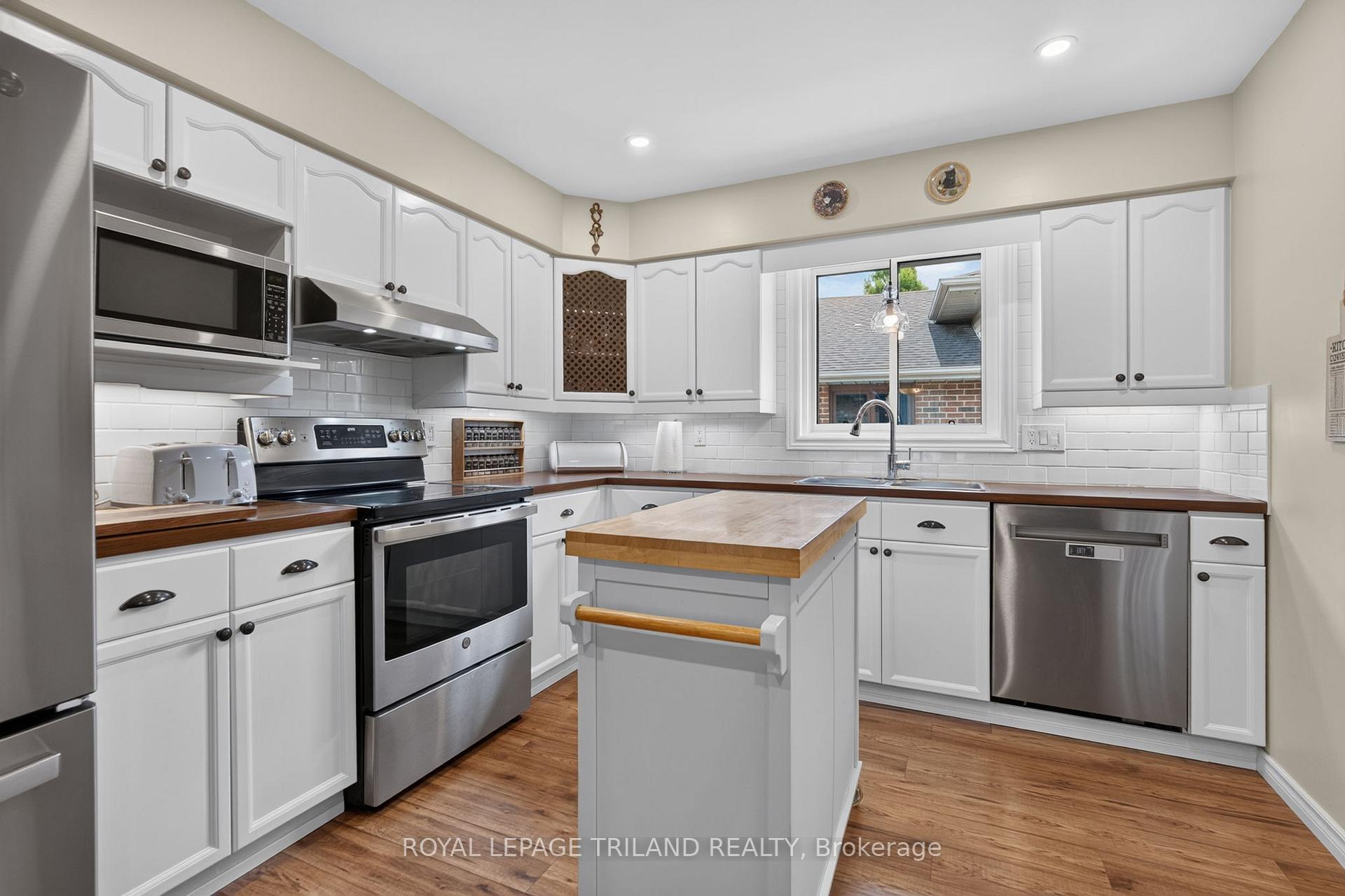 Photo 9 of 56 Parkview Crescent, Strathroy-Caradoc, SE — HOMEH